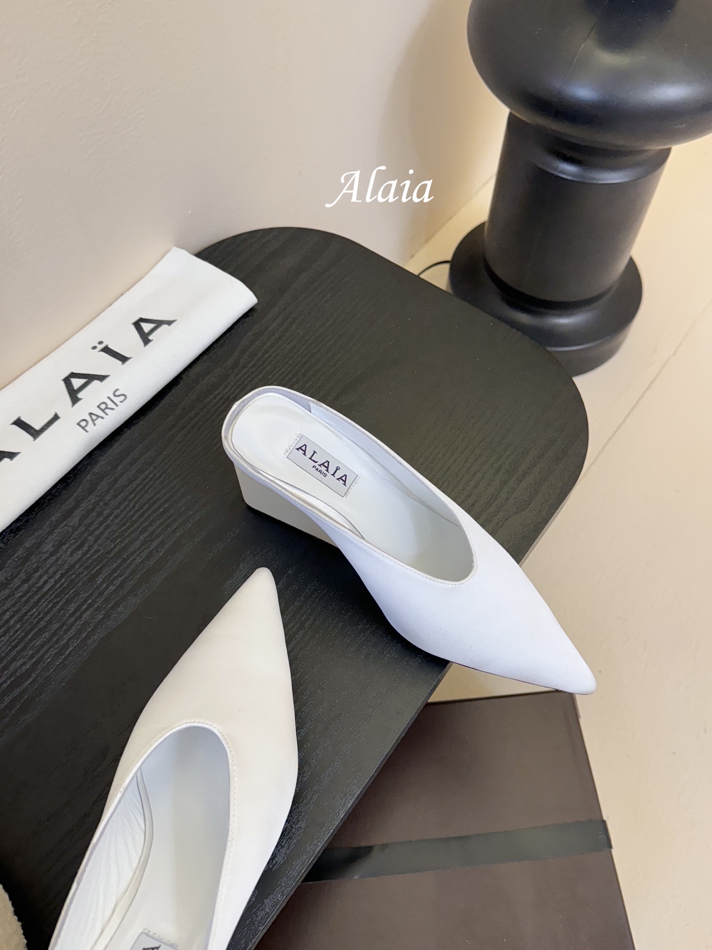 
ALAIA 𝟐𝟓春夏新品简易真丝坡跟夹脚凉鞋拖鞋
异形跟穆勒鞋 不对称设计打破常规 释放独特气场 尖头