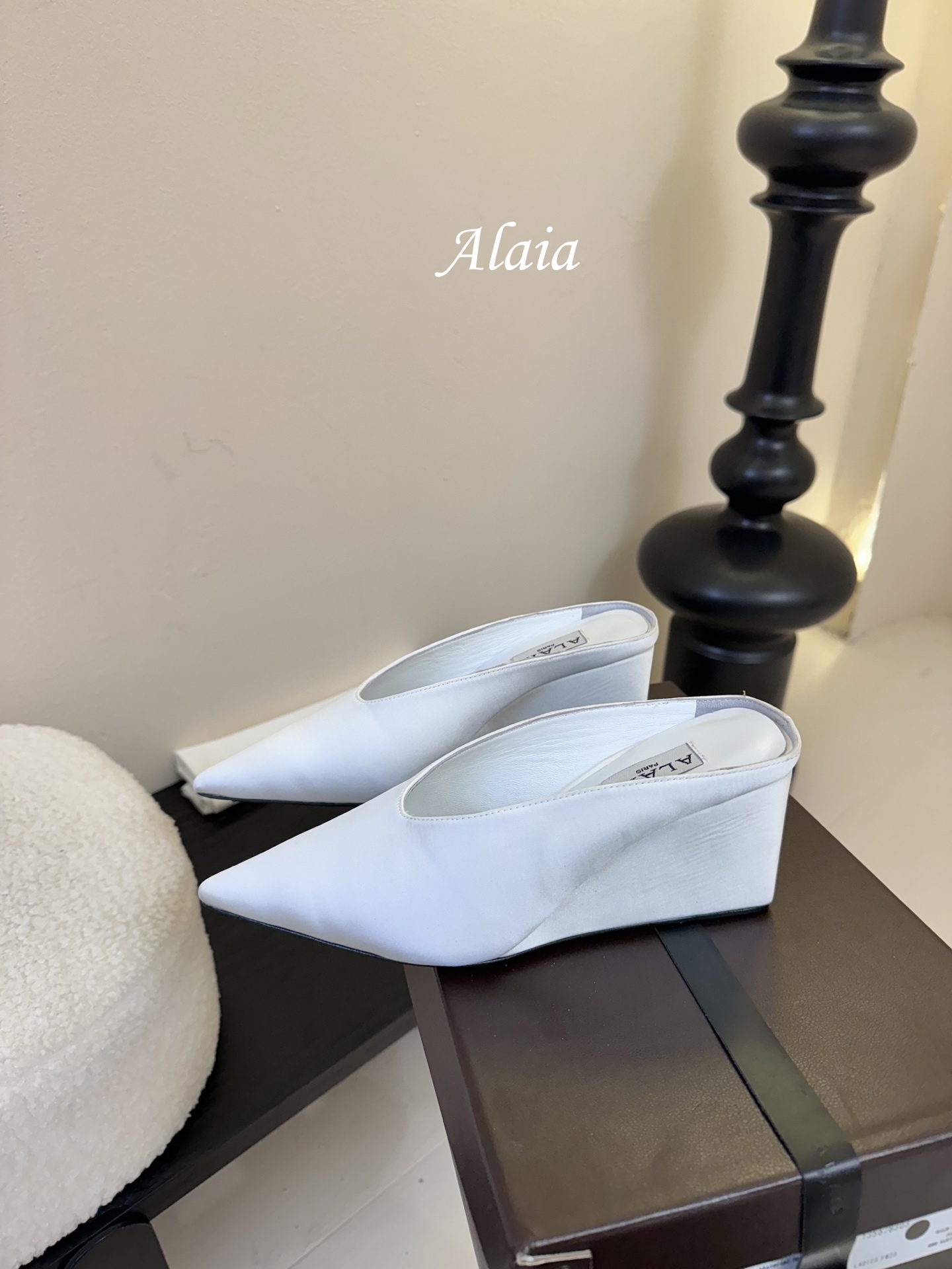 
ALAIA 𝟐𝟓春夏新品简易真丝坡跟夹脚凉鞋拖鞋
异形跟穆勒鞋 不对称设计打破常规 释放独特气场 尖头