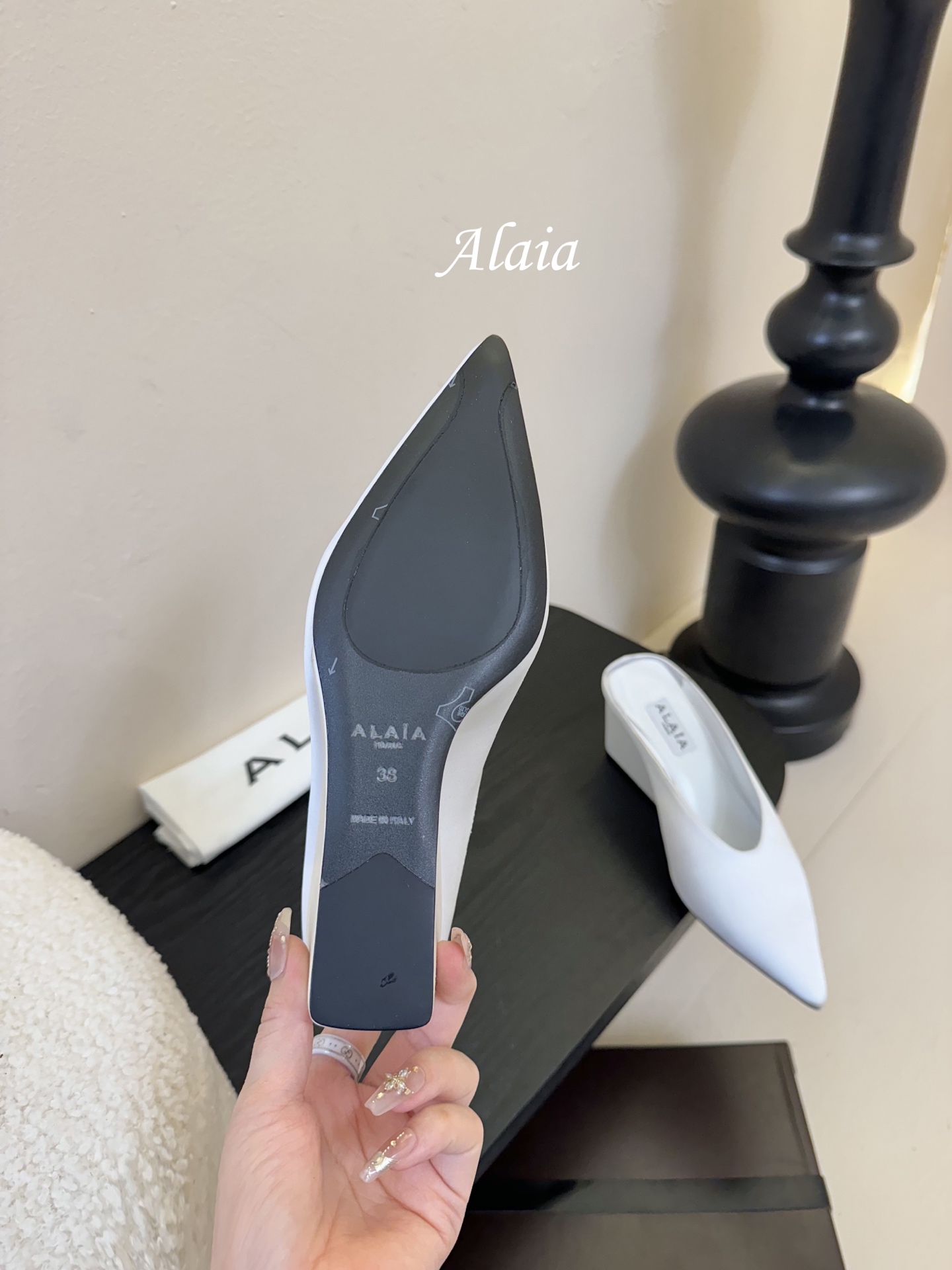 
ALAIA 𝟐𝟓春夏新品简易真丝坡跟夹脚凉鞋拖鞋
异形跟穆勒鞋 不对称设计打破常规 释放独特气场 尖头