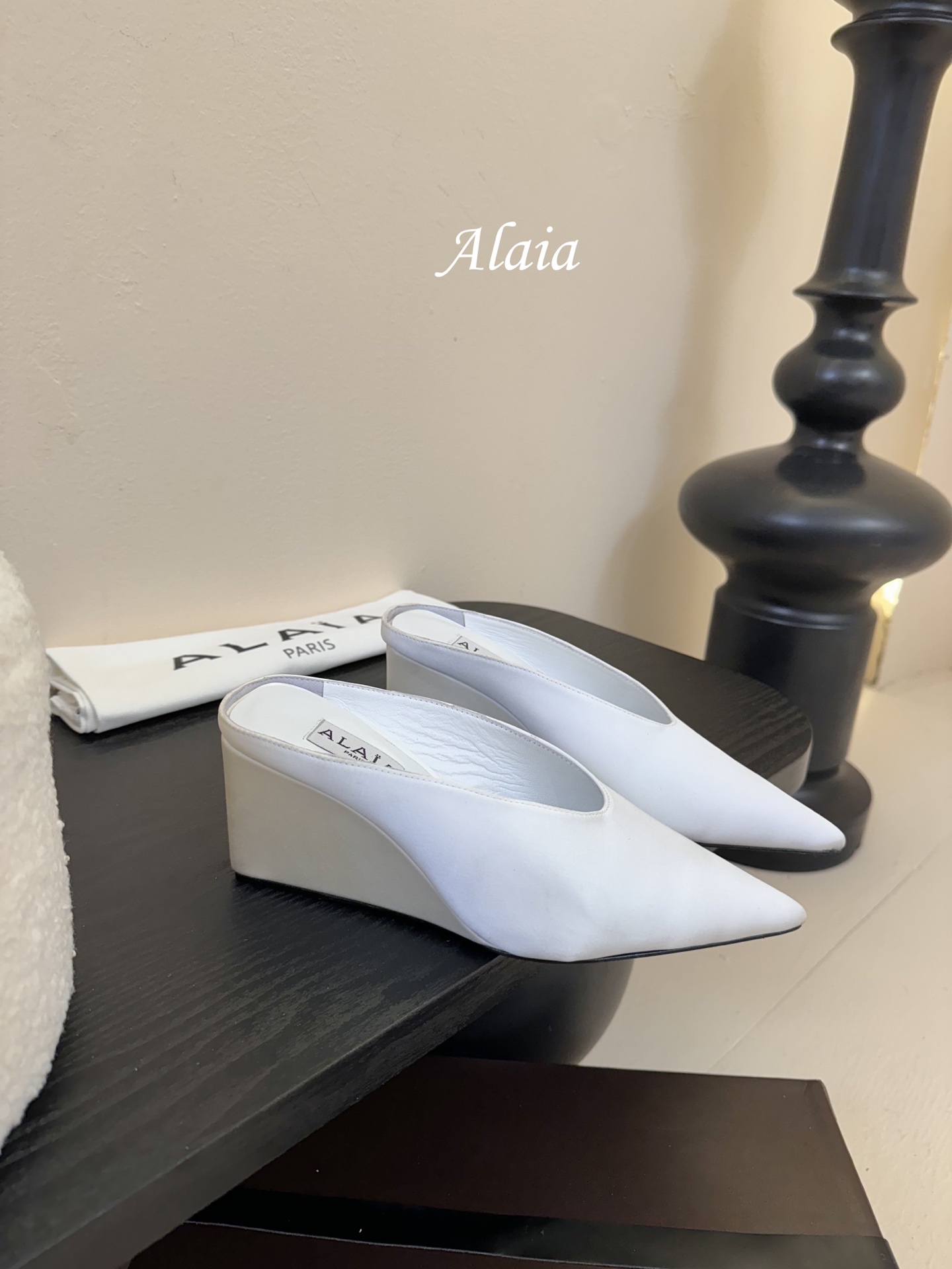 
ALAIA 𝟐𝟓春夏新品简易真丝坡跟夹脚凉鞋拖鞋
异形跟穆勒鞋 不对称设计打破常规 释放独特气场 尖头