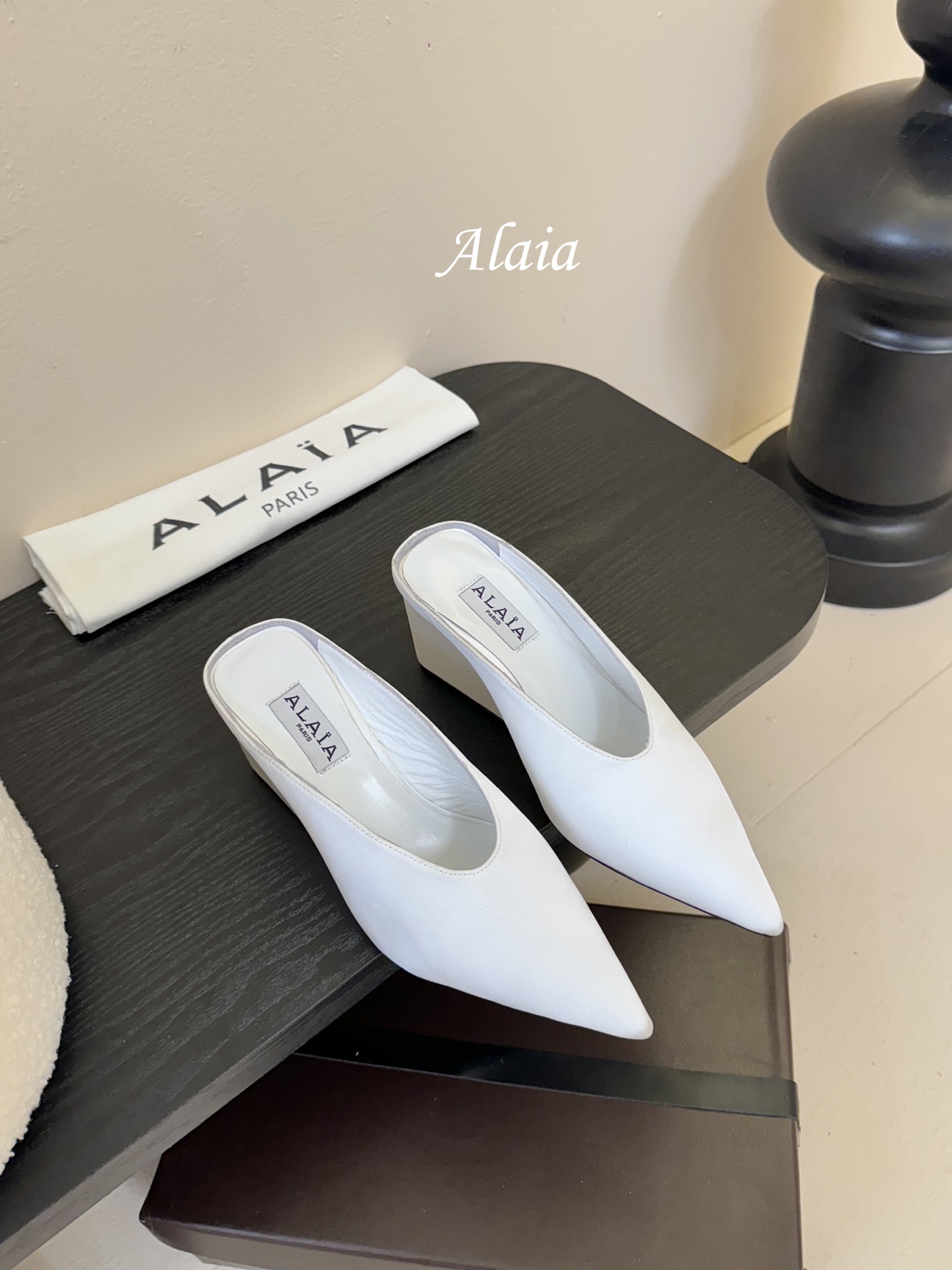 
ALAIA 𝟐𝟓春夏新品简易真丝坡跟夹脚凉鞋拖鞋
异形跟穆勒鞋 不对称设计打破常规 释放独特气场 尖头