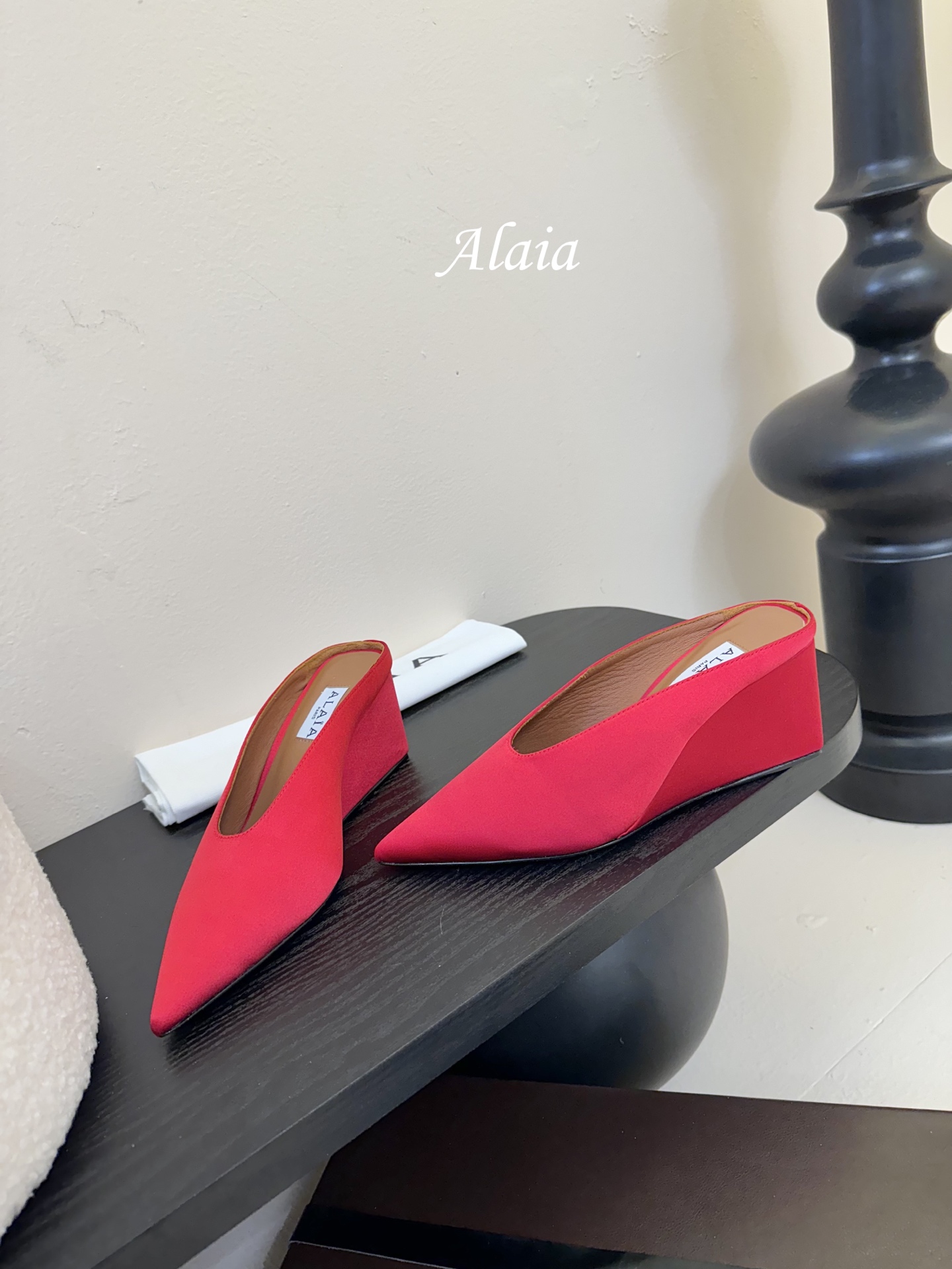 
ALAIA 𝟐𝟓春夏新品简易真丝坡跟夹脚凉鞋拖鞋
异形跟穆勒鞋 不对称设计打破常规 释放独特气场 尖头