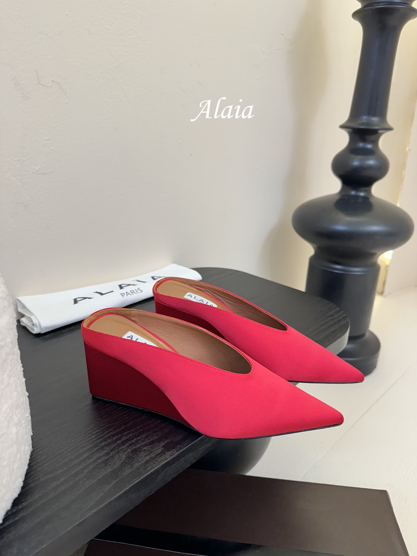 
ALAIA 𝟐𝟓春夏新品简易真丝坡跟夹脚凉鞋拖鞋
异形跟穆勒鞋 不对称设计打破常规 释放独特气场 尖头
