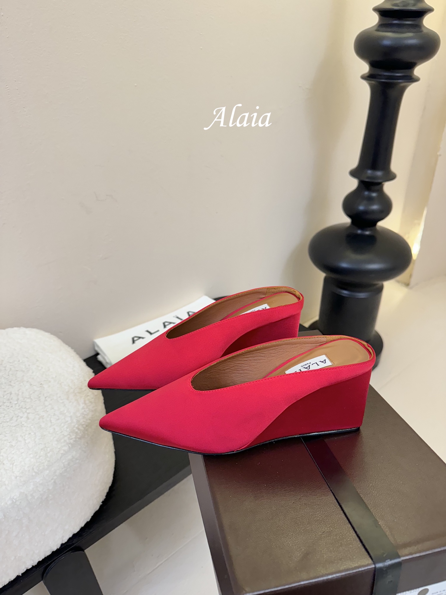 
ALAIA 𝟐𝟓春夏新品简易真丝坡跟夹脚凉鞋拖鞋
异形跟穆勒鞋 不对称设计打破常规 释放独特气场 尖头