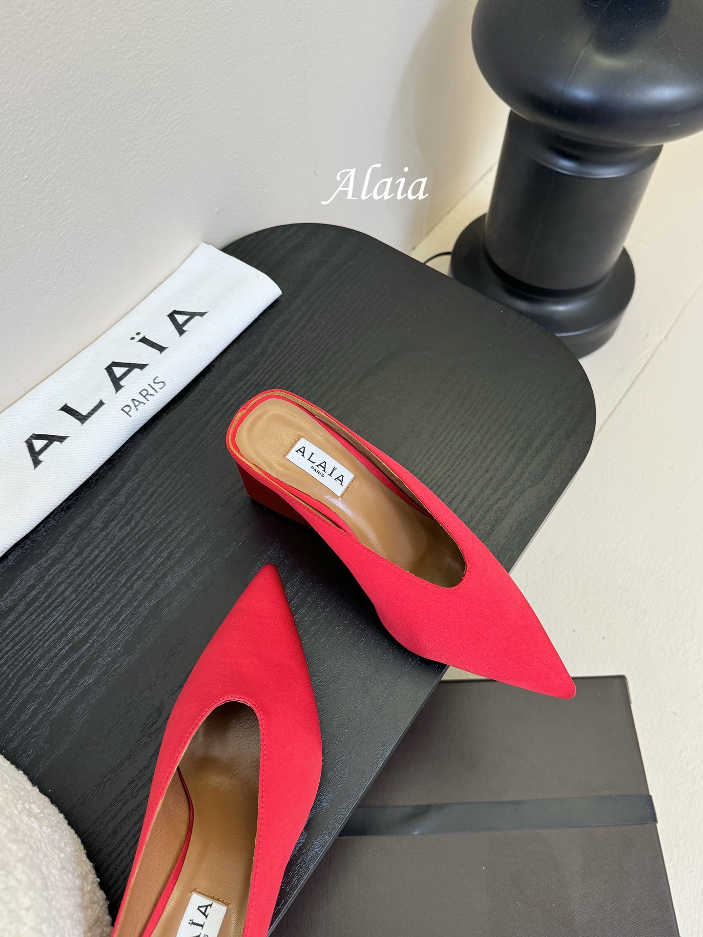 
ALAIA 𝟐𝟓春夏新品简易真丝坡跟夹脚凉鞋拖鞋
异形跟穆勒鞋 不对称设计打破常规 释放独特气场 尖头