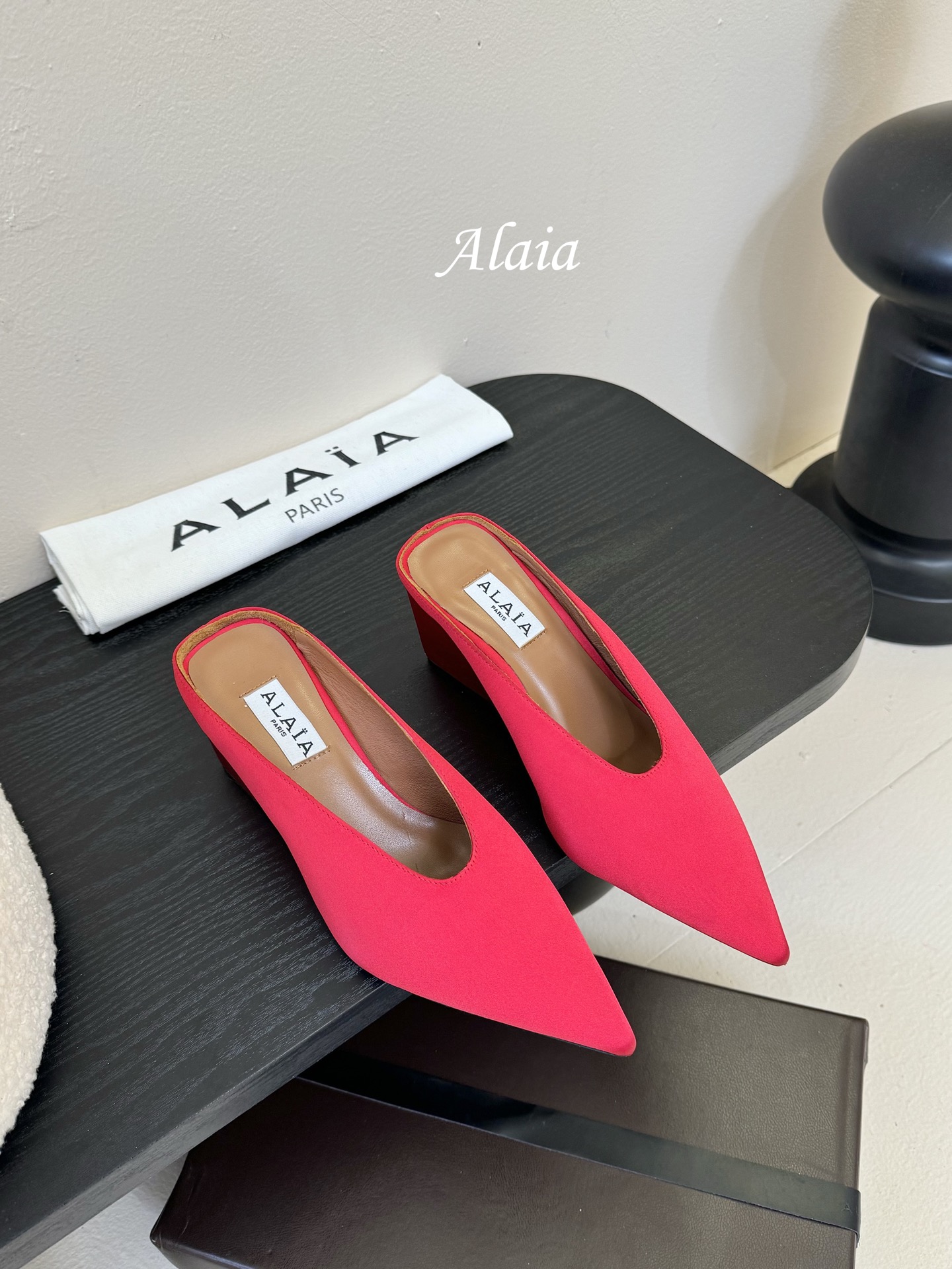 
ALAIA 𝟐𝟓春夏新品简易真丝坡跟夹脚凉鞋拖鞋
异形跟穆勒鞋 不对称设计打破常规 释放独特气场 尖头