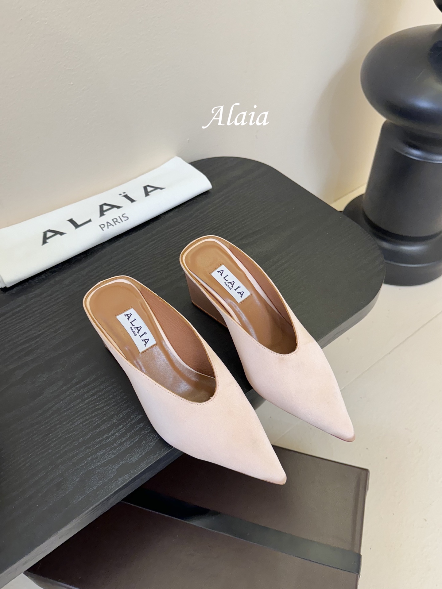 
ALAIA 𝟐𝟓春夏新品简易真丝坡跟夹脚凉鞋拖鞋
异形跟穆勒鞋 不对称设计打破常规 释放独特气场 尖头