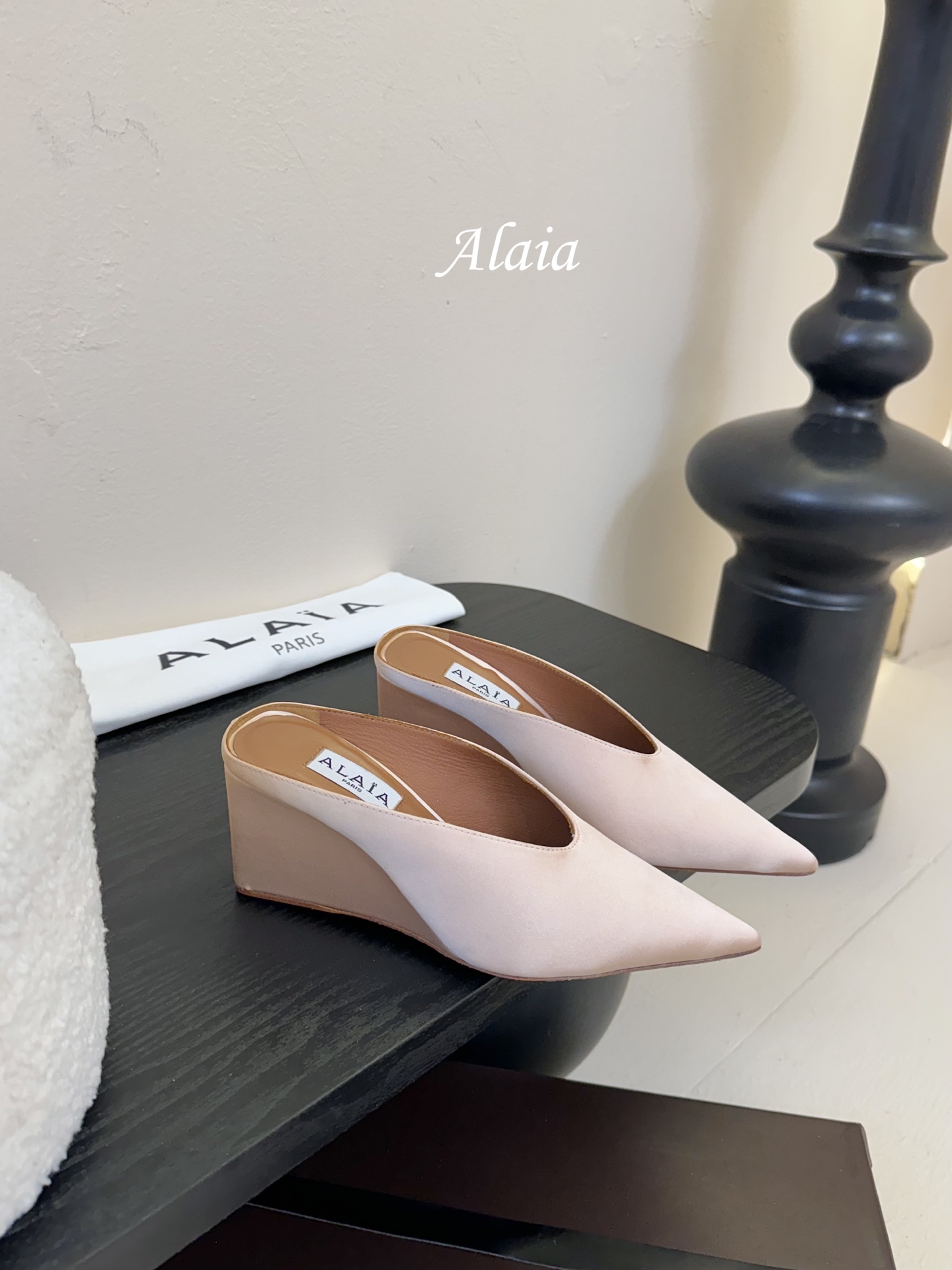 
ALAIA 𝟐𝟓春夏新品简易真丝坡跟夹脚凉鞋拖鞋
异形跟穆勒鞋 不对称设计打破常规 释放独特气场 尖头