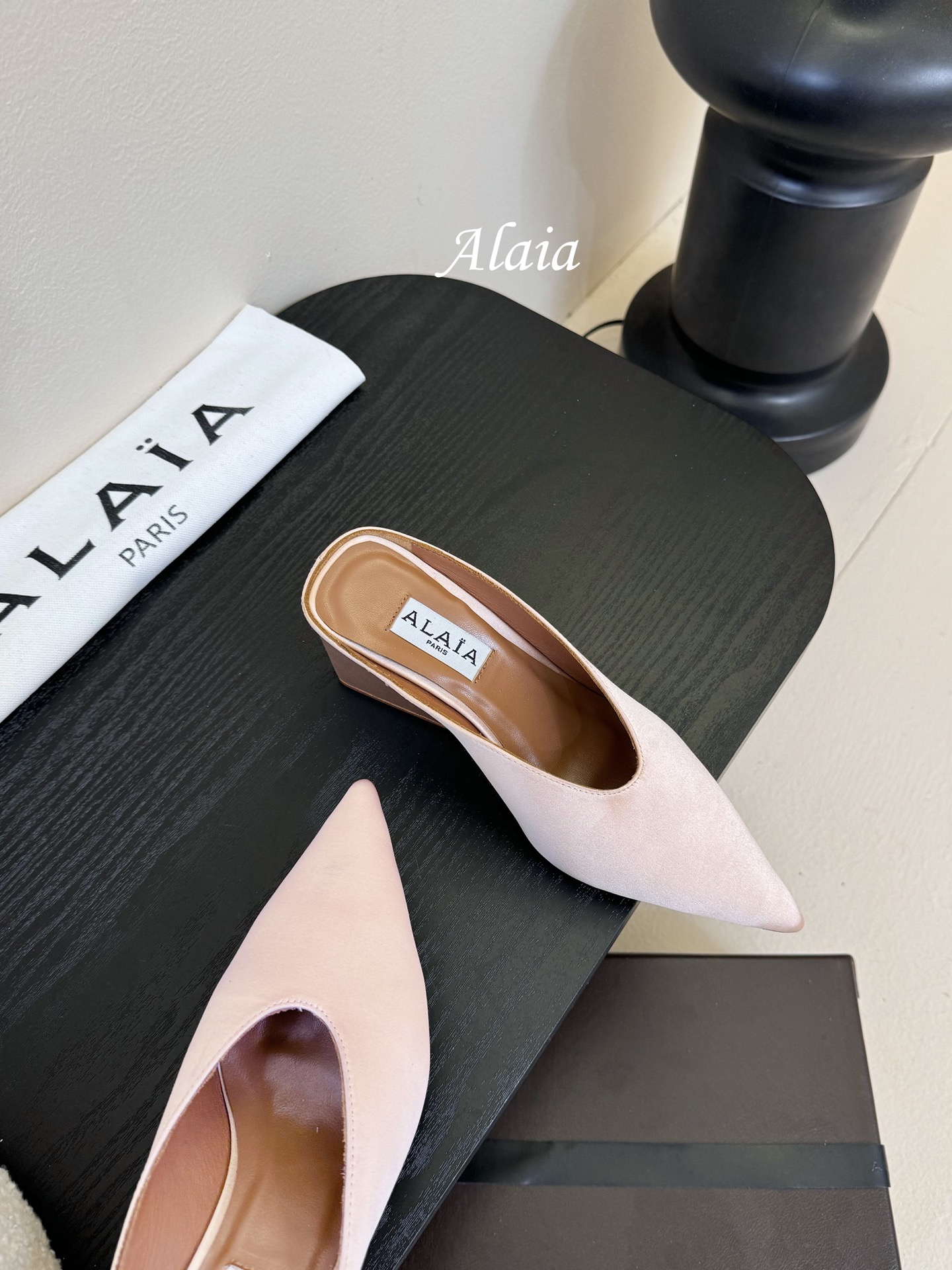 
ALAIA 𝟐𝟓春夏新品简易真丝坡跟夹脚凉鞋拖鞋
异形跟穆勒鞋 不对称设计打破常规 释放独特气场 尖头