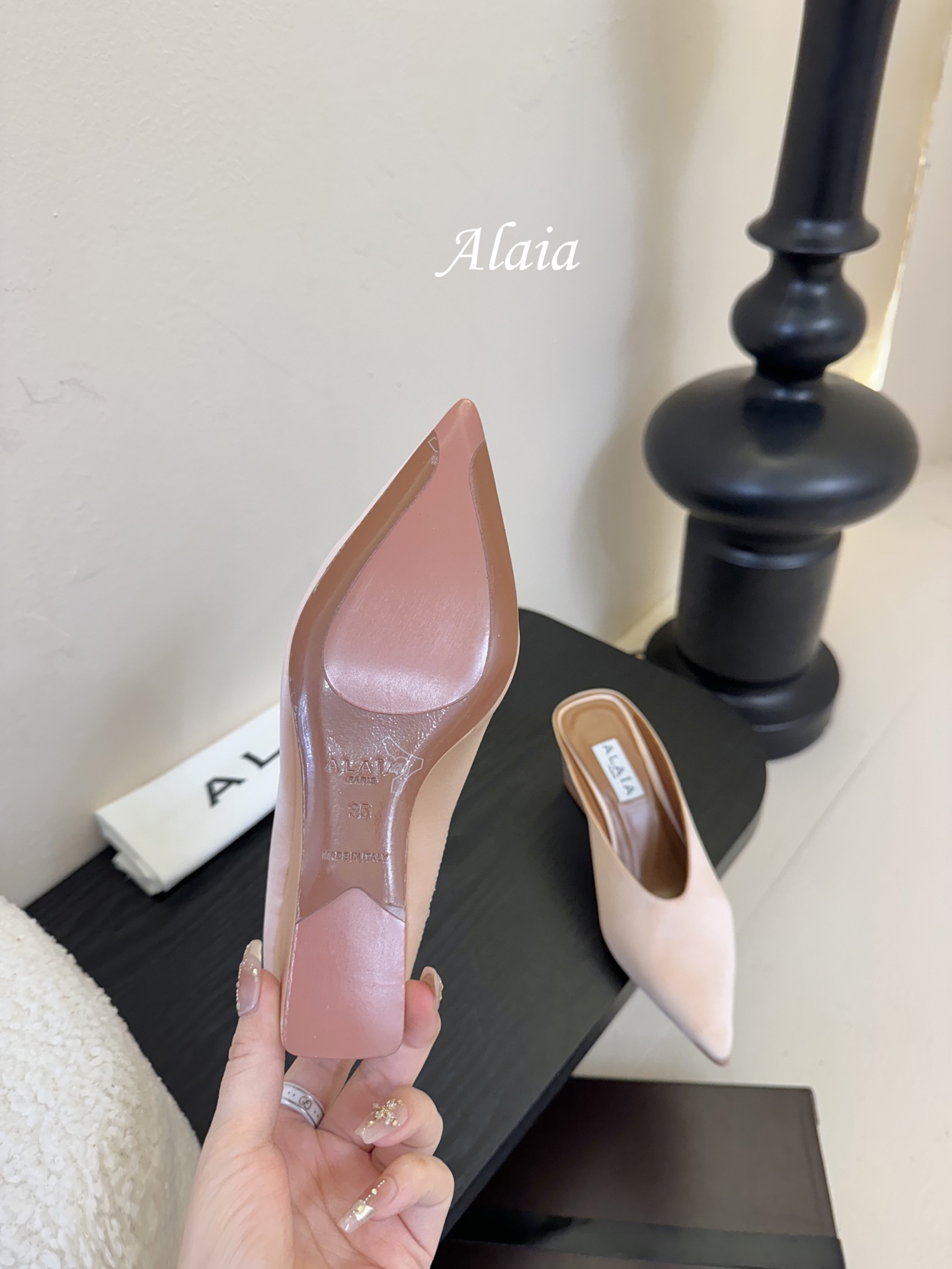 
ALAIA 𝟐𝟓春夏新品简易真丝坡跟夹脚凉鞋拖鞋
异形跟穆勒鞋 不对称设计打破常规 释放独特气场 尖头