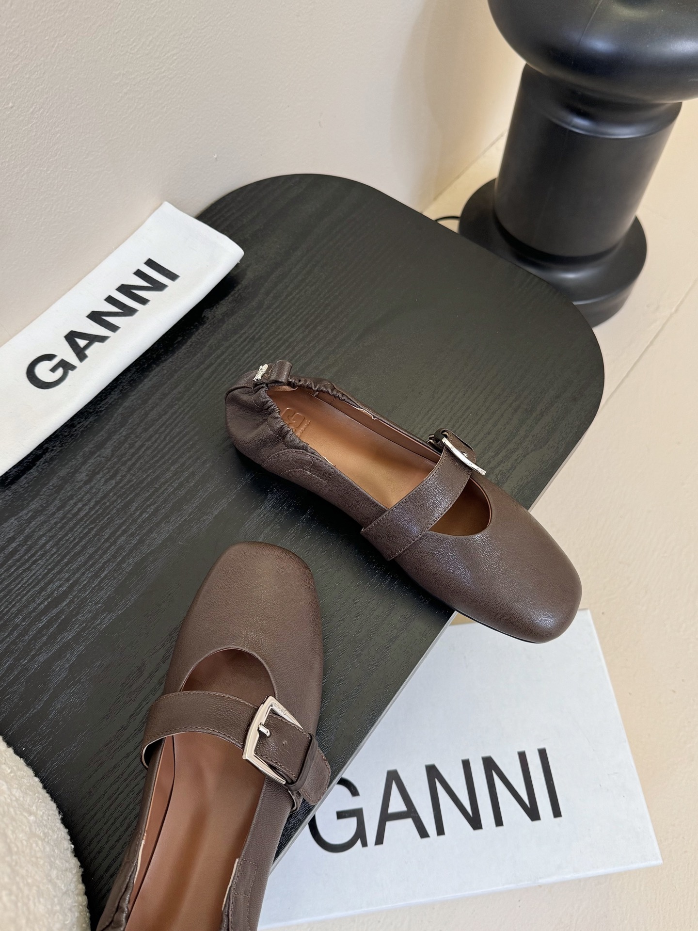 
GANN*  𝟐𝟓𝐀𝐖芭蕾舞✔️

方头设计复古又别致 搭扣元素时髦吸睛 简约线条勾勒利落风格 一脚蹬