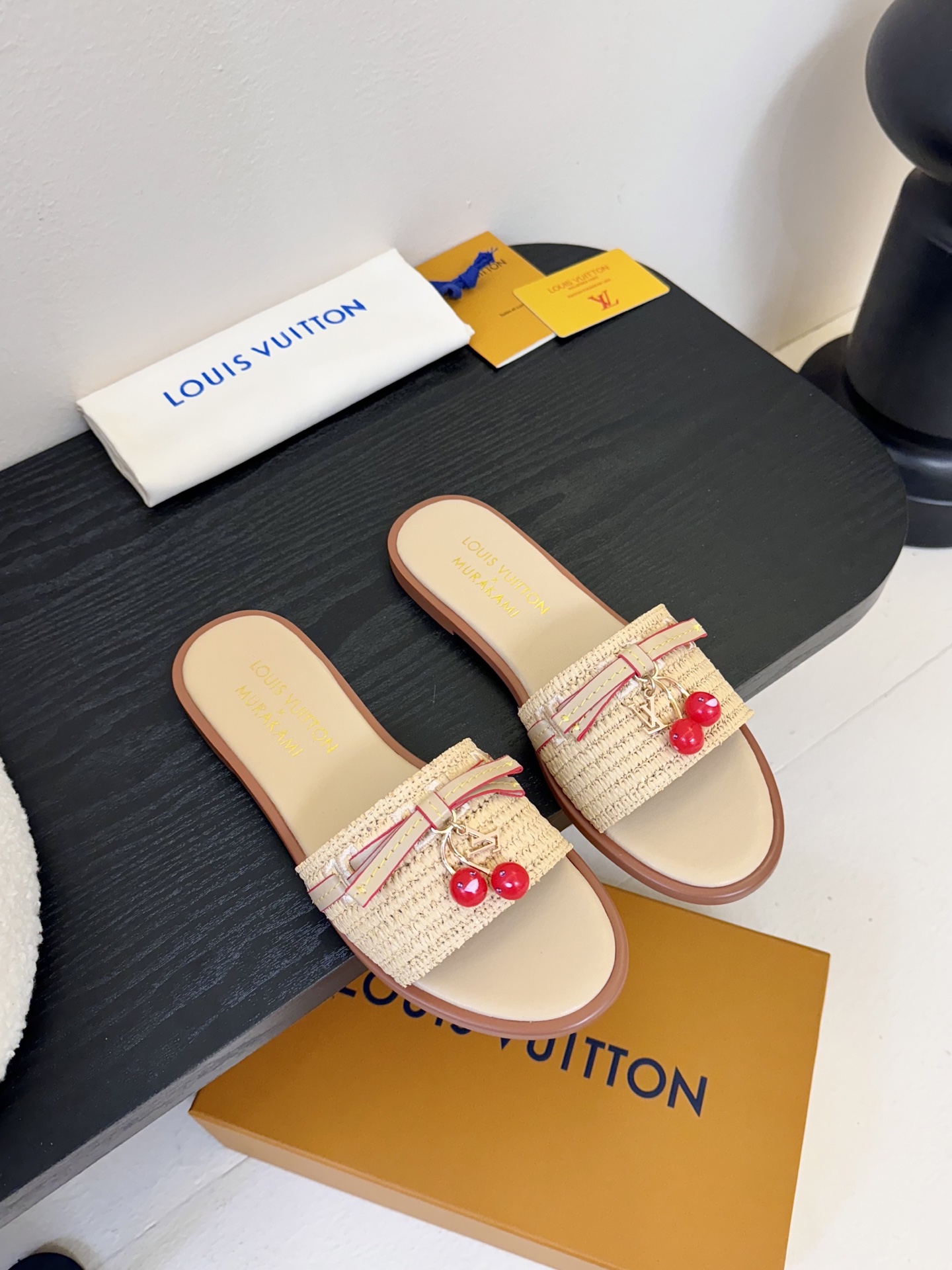 
  Louis Vuitton ss25 new arrival LV驴牌春夏新品系列高跟拖鞋
简约精