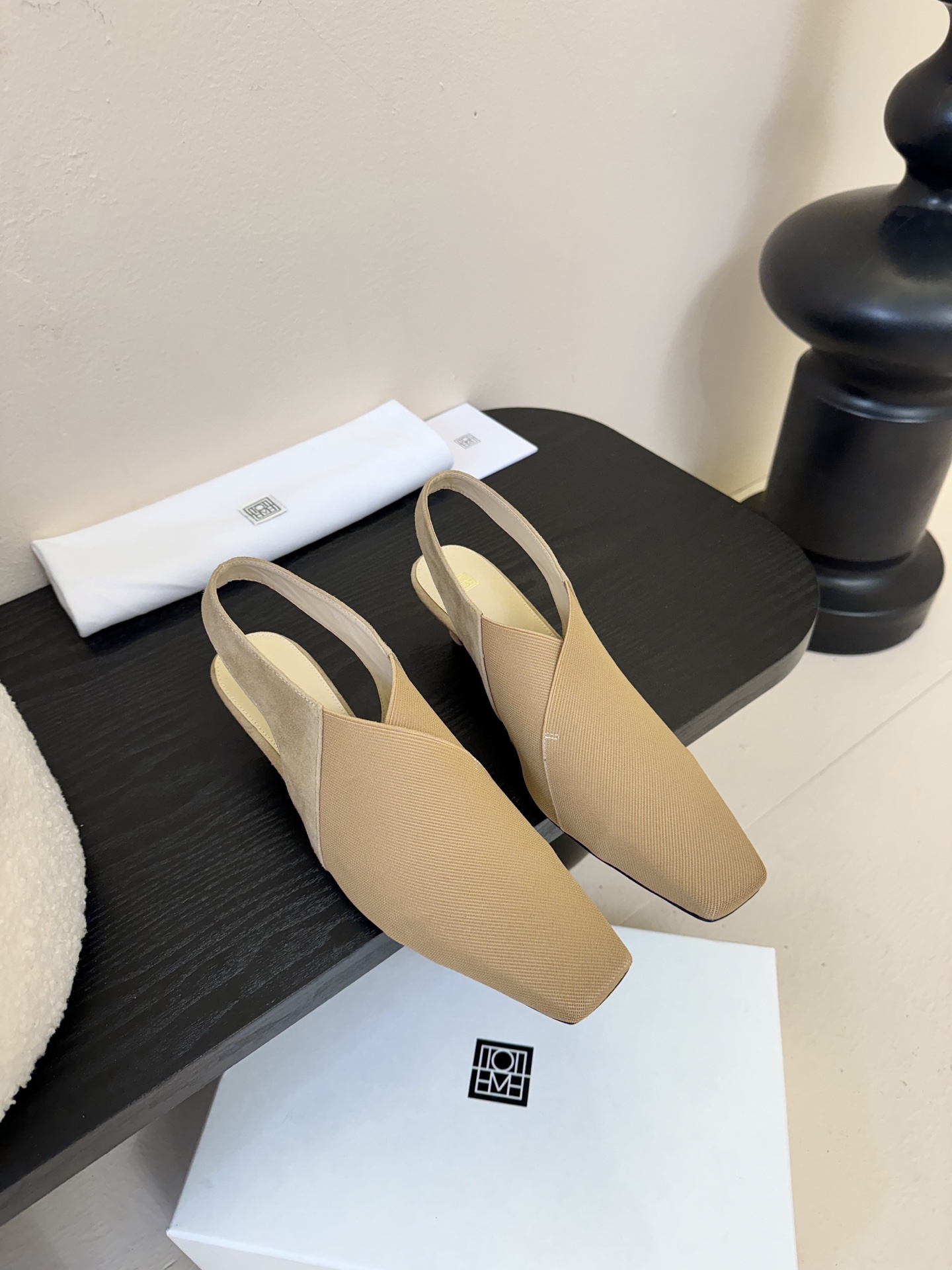 
Toteme  25ss 春夏新款 后空凉鞋细跟穆勒鞋

进口皮高级舒适，配女神们的半身裙，交叉系列晚
