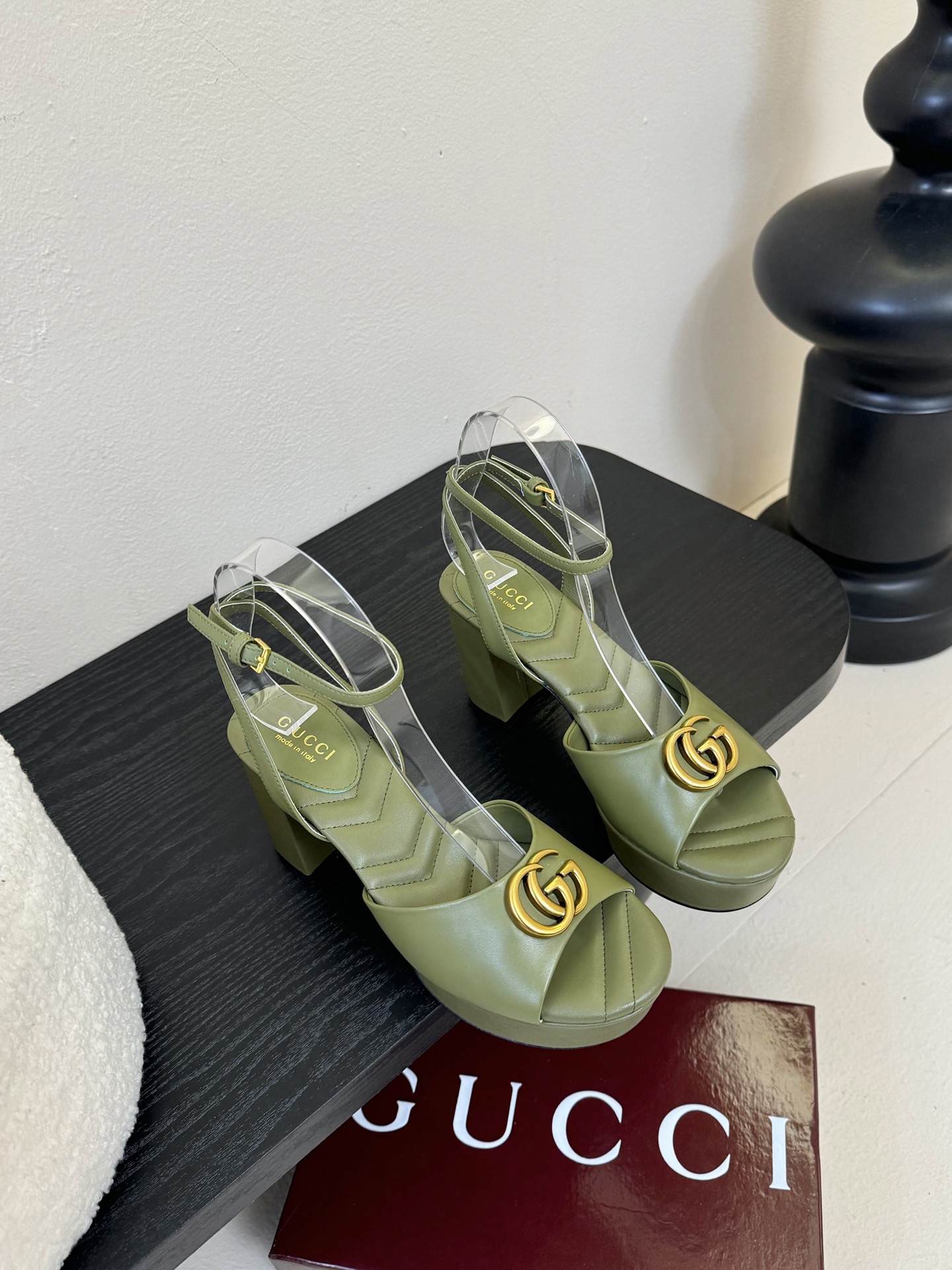 
G家/古❤️驰
专柜新品庆祝防水台马衔扣一字带凉鞋， 原版1：1复制  👍
①面料：sheep皮
②原