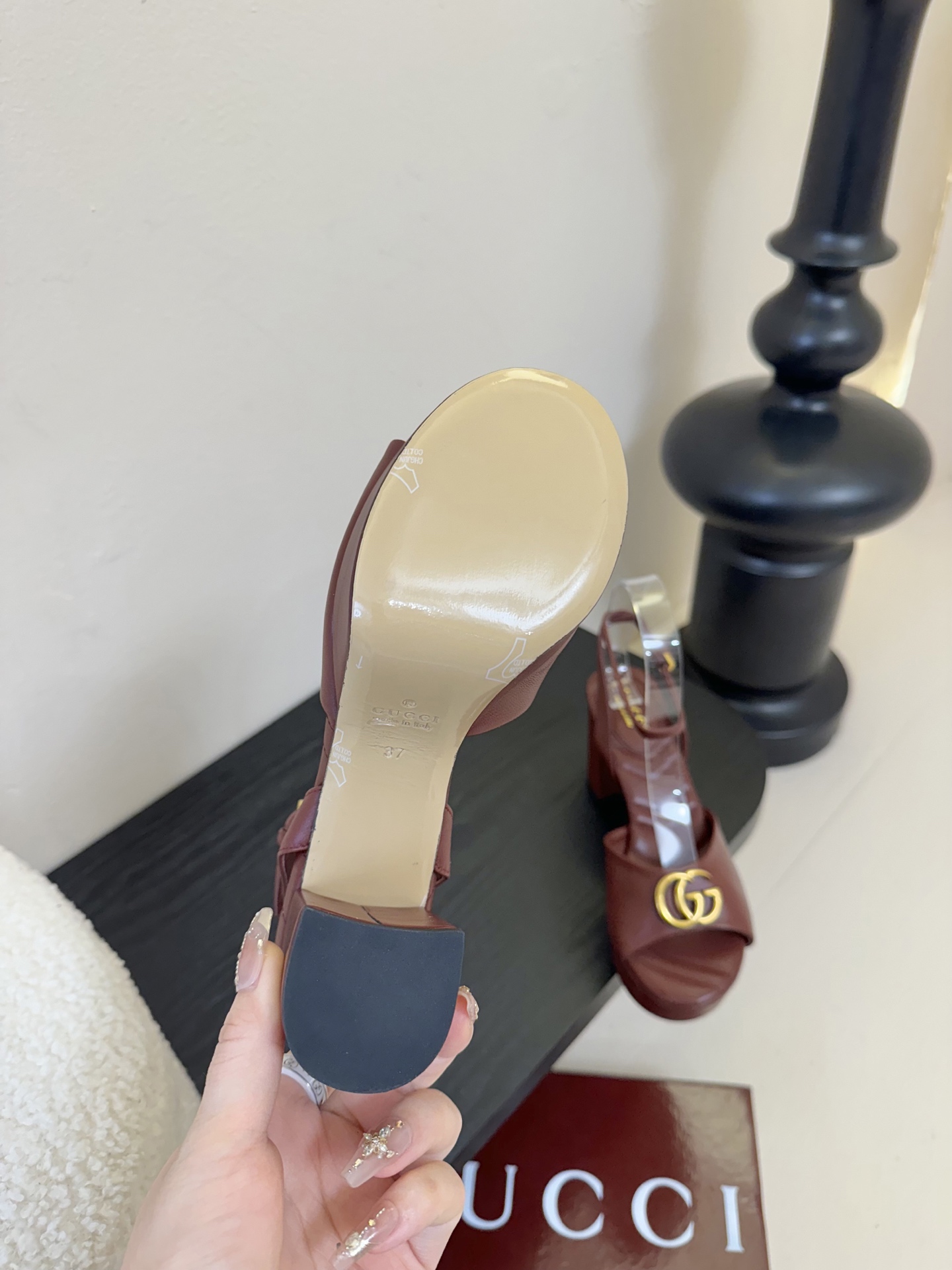 
G家/古❤️驰
专柜新品庆祝防水台马衔扣一字带凉鞋， 原版1：1复制  👍
①面料：sheep皮
②原