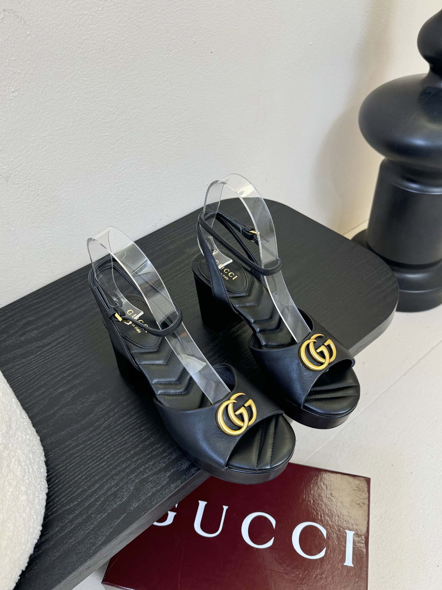 
G家/古❤️驰
专柜新品庆祝防水台马衔扣一字带凉鞋， 原版1：1复制  👍
①面料：sheep皮
②原