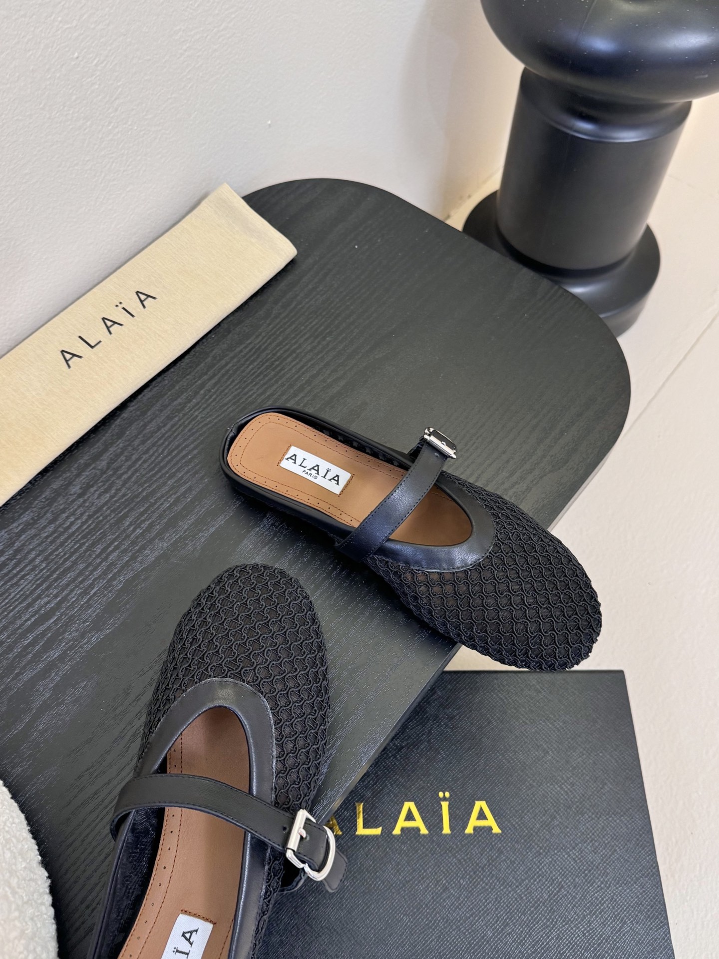 
Alaia 走秀款平底芭蕾舞鞋🩰

章小蕙同款 甜酷芭蕾风 人气超高的一款芭蕾舞鞋，浪漫又迷人 舒适百