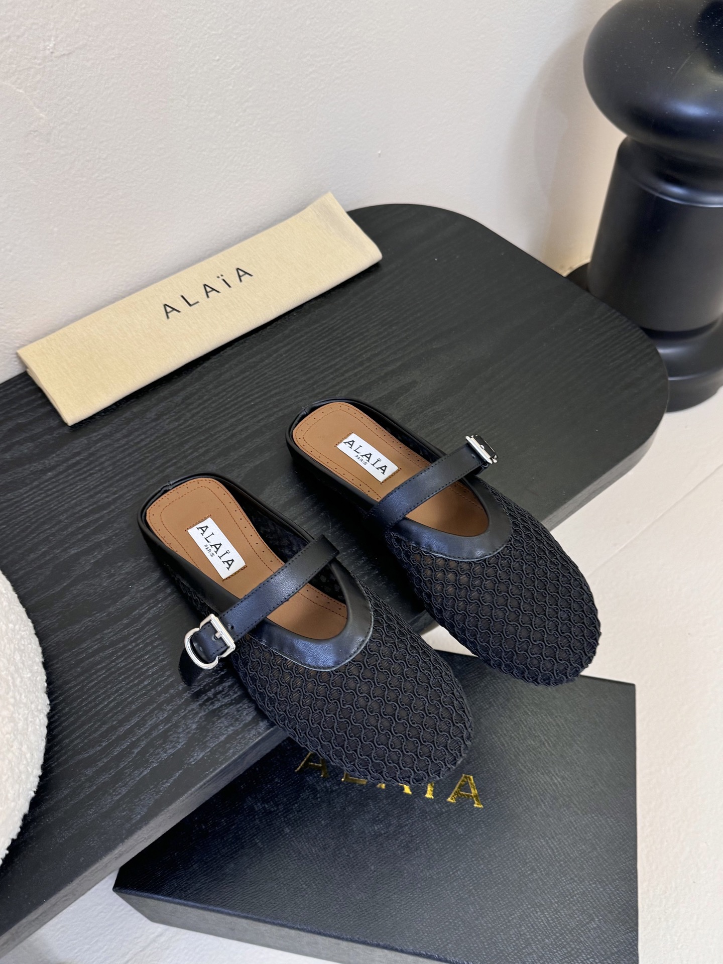 
Alaia 走秀款平底芭蕾舞鞋🩰

章小蕙同款 甜酷芭蕾风 人气超高的一款芭蕾舞鞋，浪漫又迷人 舒适百