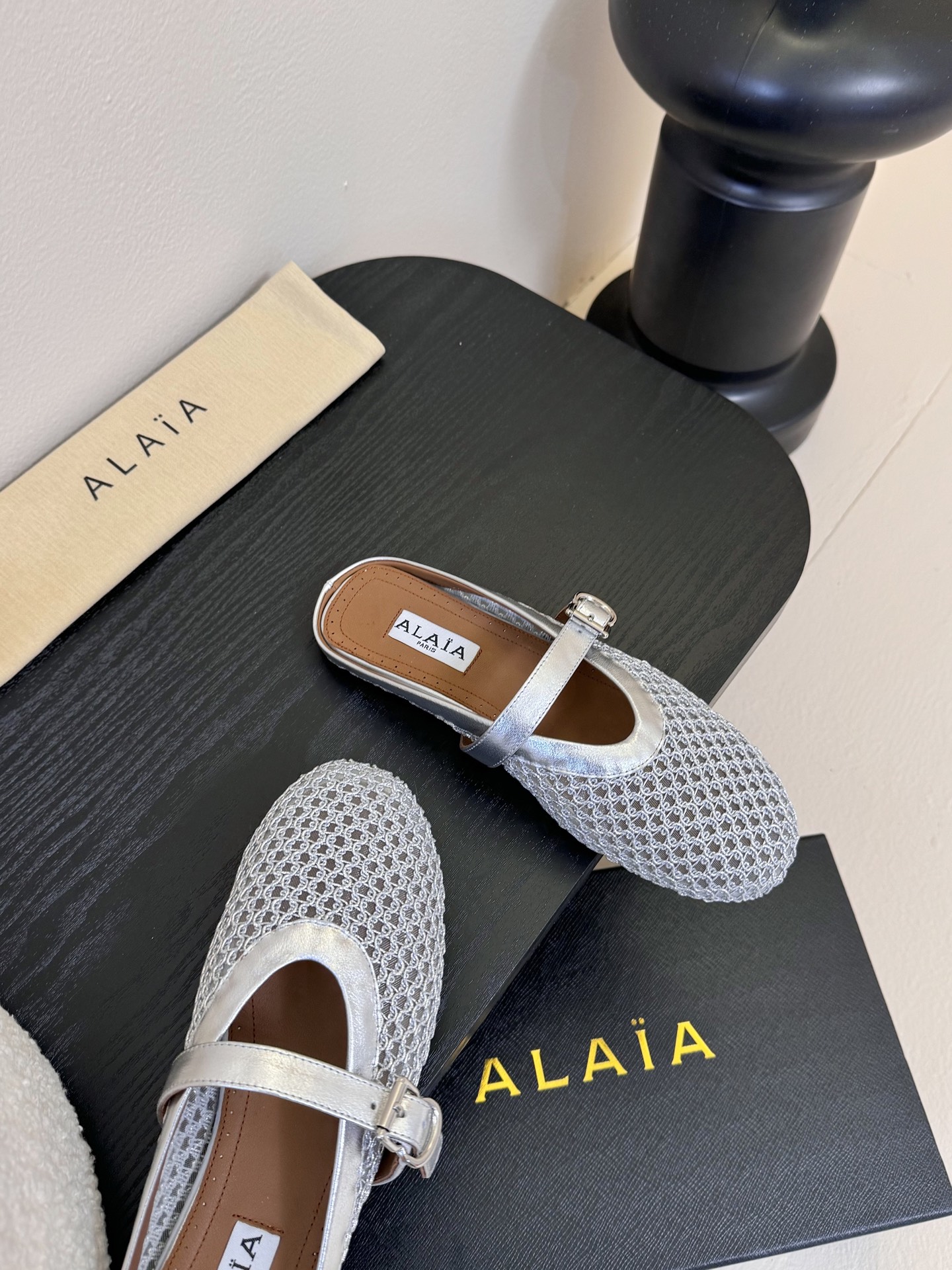
Alaia 走秀款平底芭蕾舞鞋🩰

章小蕙同款 甜酷芭蕾风 人气超高的一款芭蕾舞鞋，浪漫又迷人 舒适百
