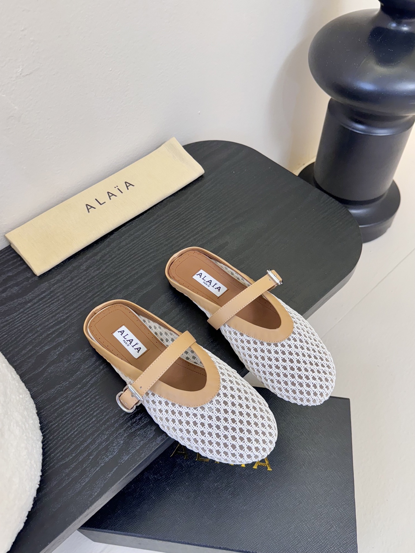 
Alaia 走秀款平底芭蕾舞鞋🩰

章小蕙同款 甜酷芭蕾风 人气超高的一款芭蕾舞鞋，浪漫又迷人 舒适百