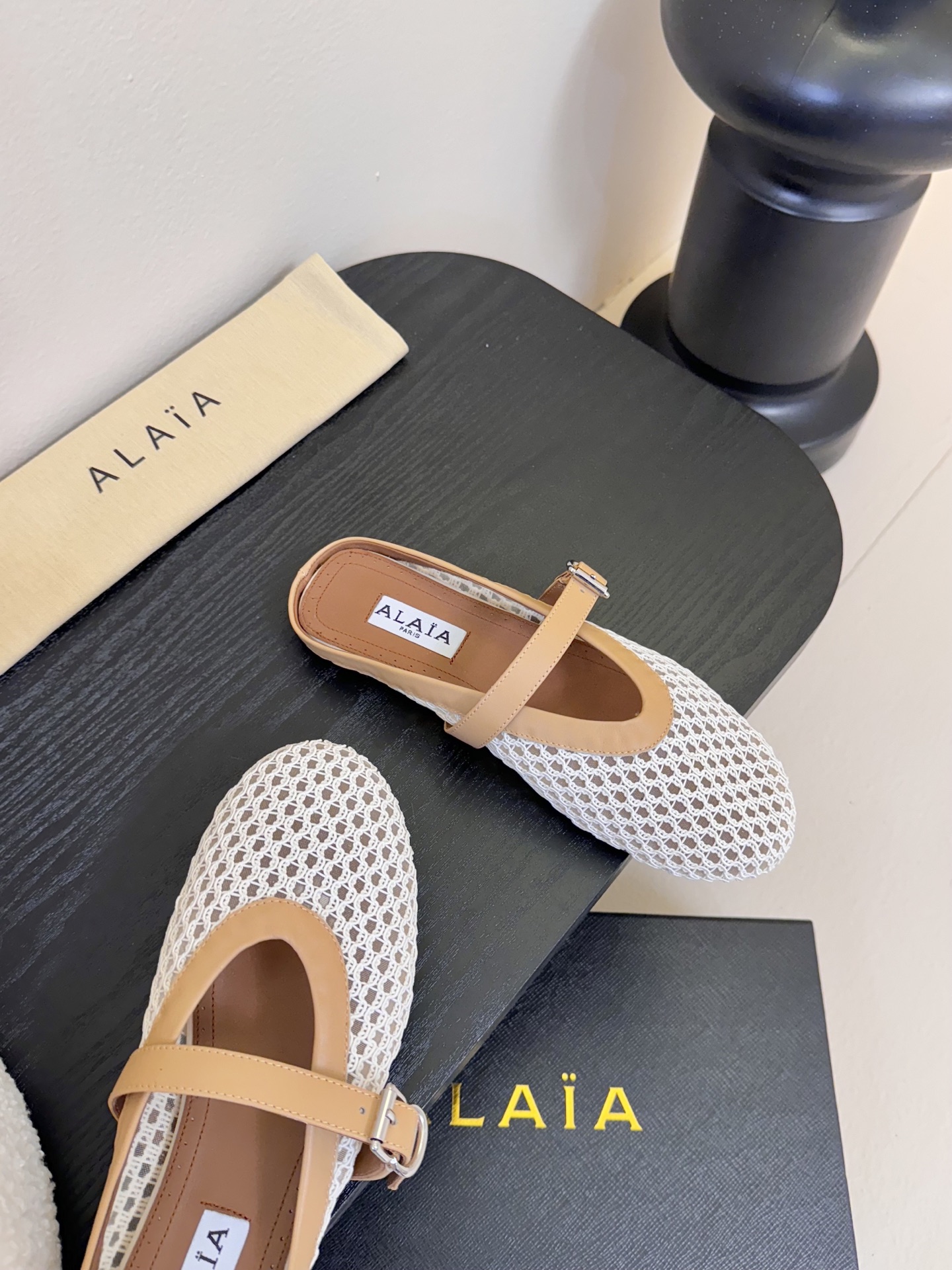 
Alaia 走秀款平底芭蕾舞鞋🩰

章小蕙同款 甜酷芭蕾风 人气超高的一款芭蕾舞鞋，浪漫又迷人 舒适百