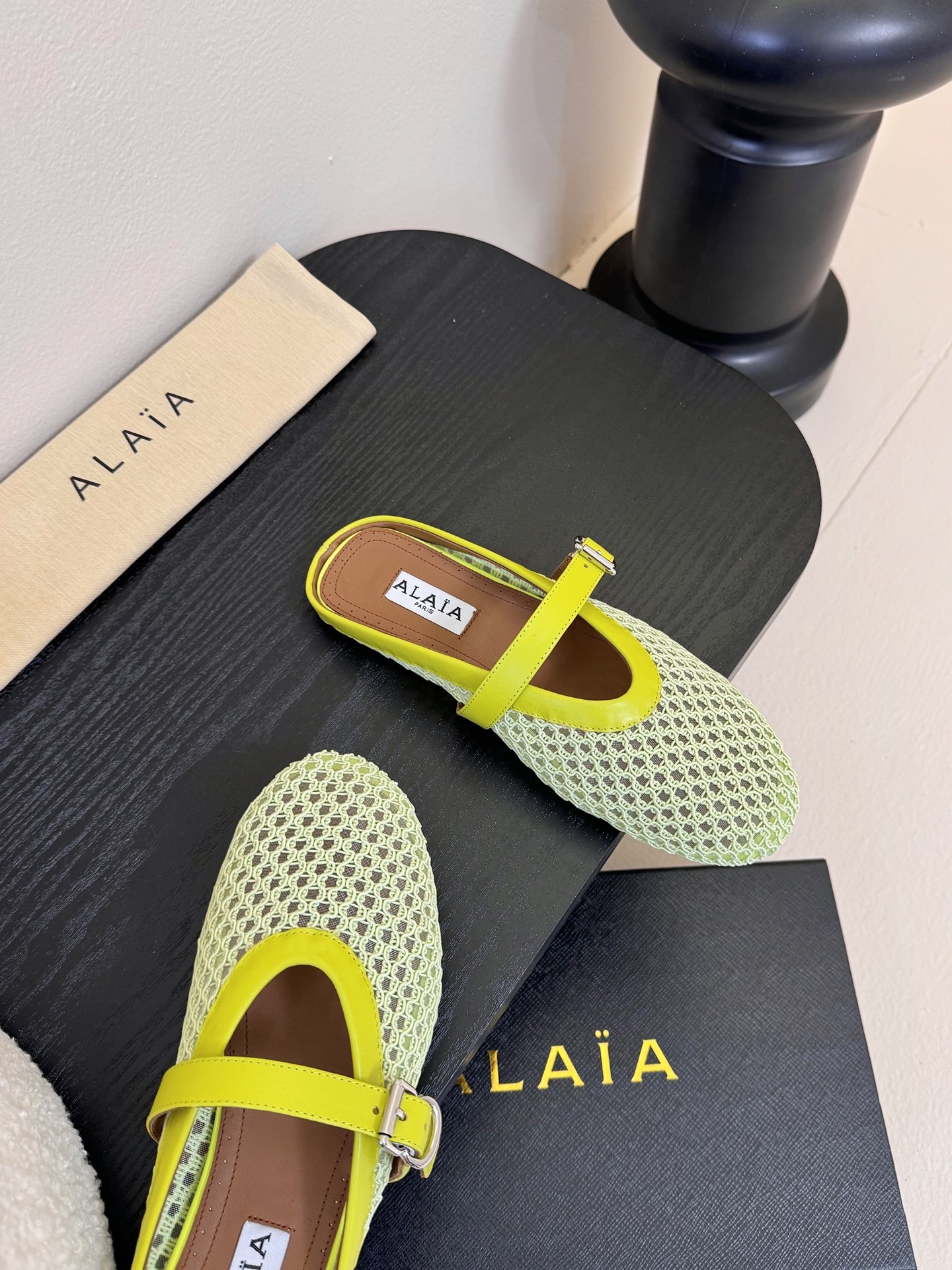
Alaia 走秀款平底芭蕾舞鞋🩰

章小蕙同款 甜酷芭蕾风 人气超高的一款芭蕾舞鞋，浪漫又迷人 舒适百