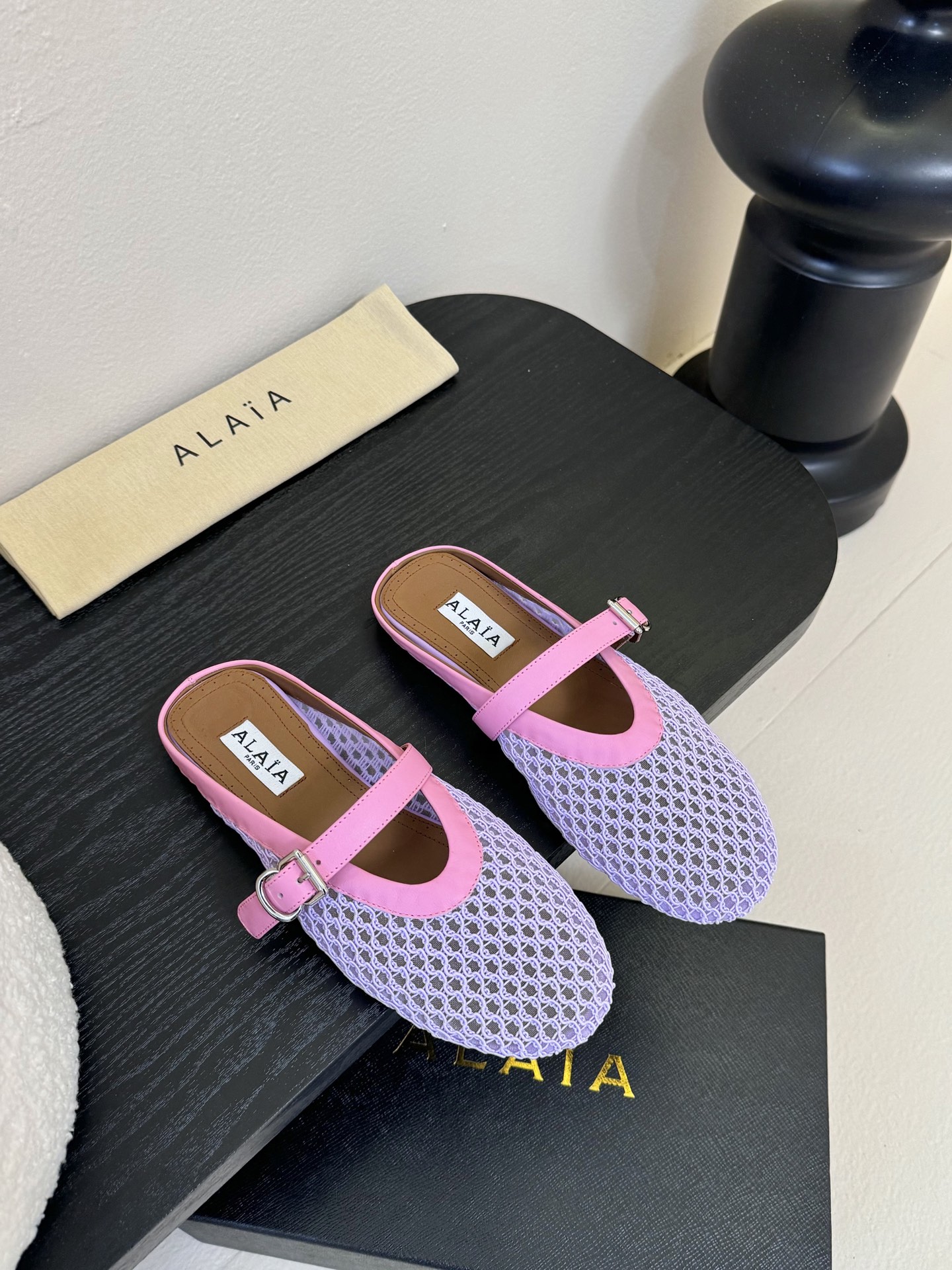 
Alaia 走秀款平底芭蕾舞鞋🩰

章小蕙同款 甜酷芭蕾风 人气超高的一款芭蕾舞鞋，浪漫又迷人 舒适百