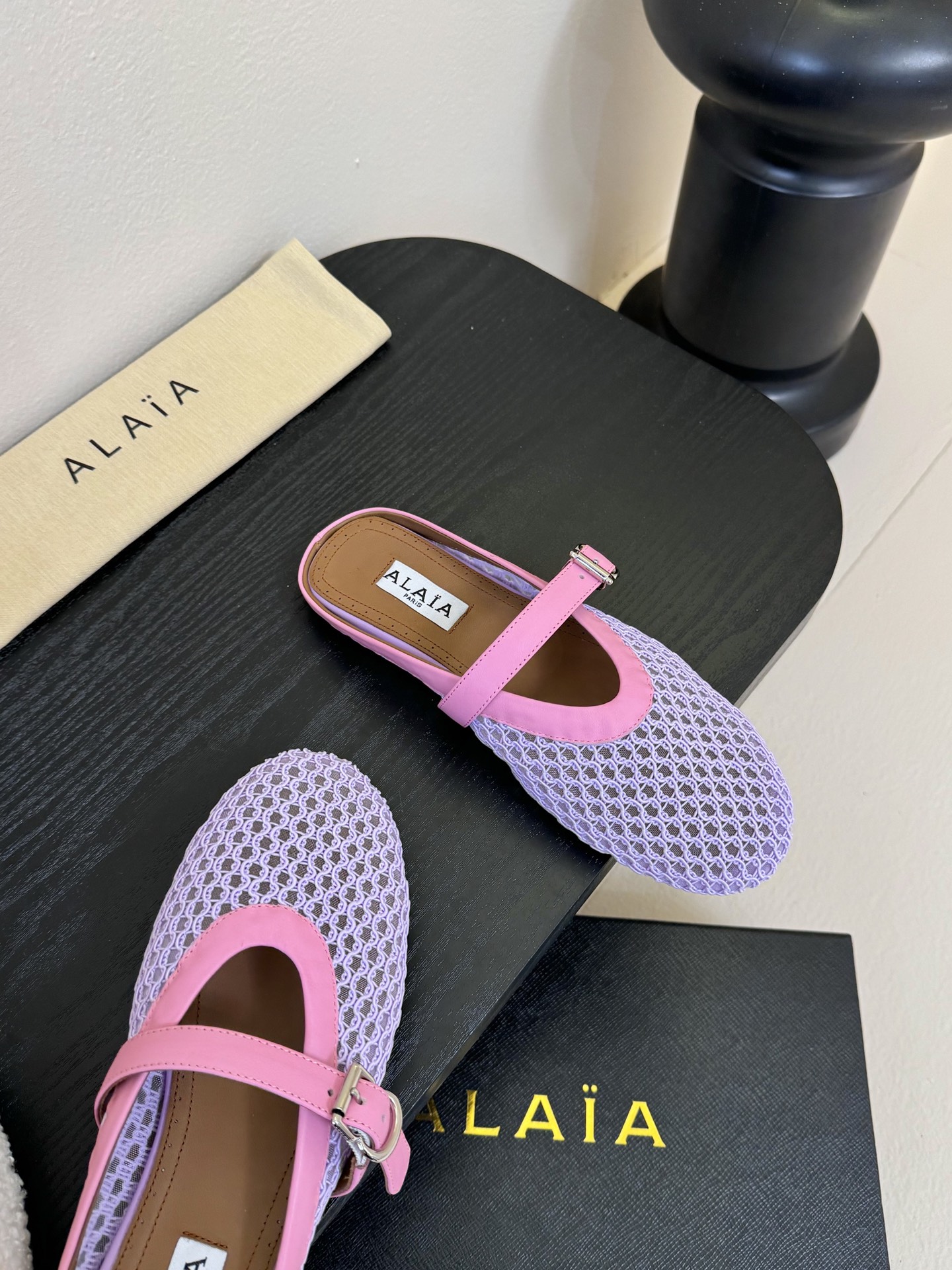
Alaia 走秀款平底芭蕾舞鞋🩰

章小蕙同款 甜酷芭蕾风 人气超高的一款芭蕾舞鞋，浪漫又迷人 舒适百