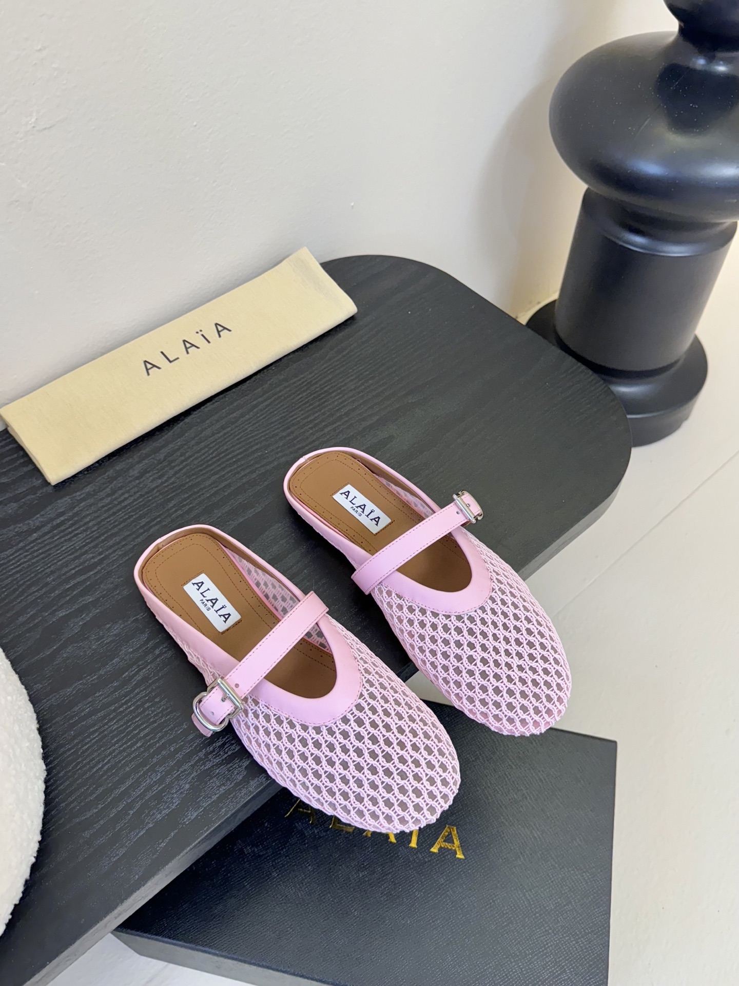 
Alaia 走秀款平底芭蕾舞鞋🩰

章小蕙同款 甜酷芭蕾风 人气超高的一款芭蕾舞鞋，浪漫又迷人 舒适百