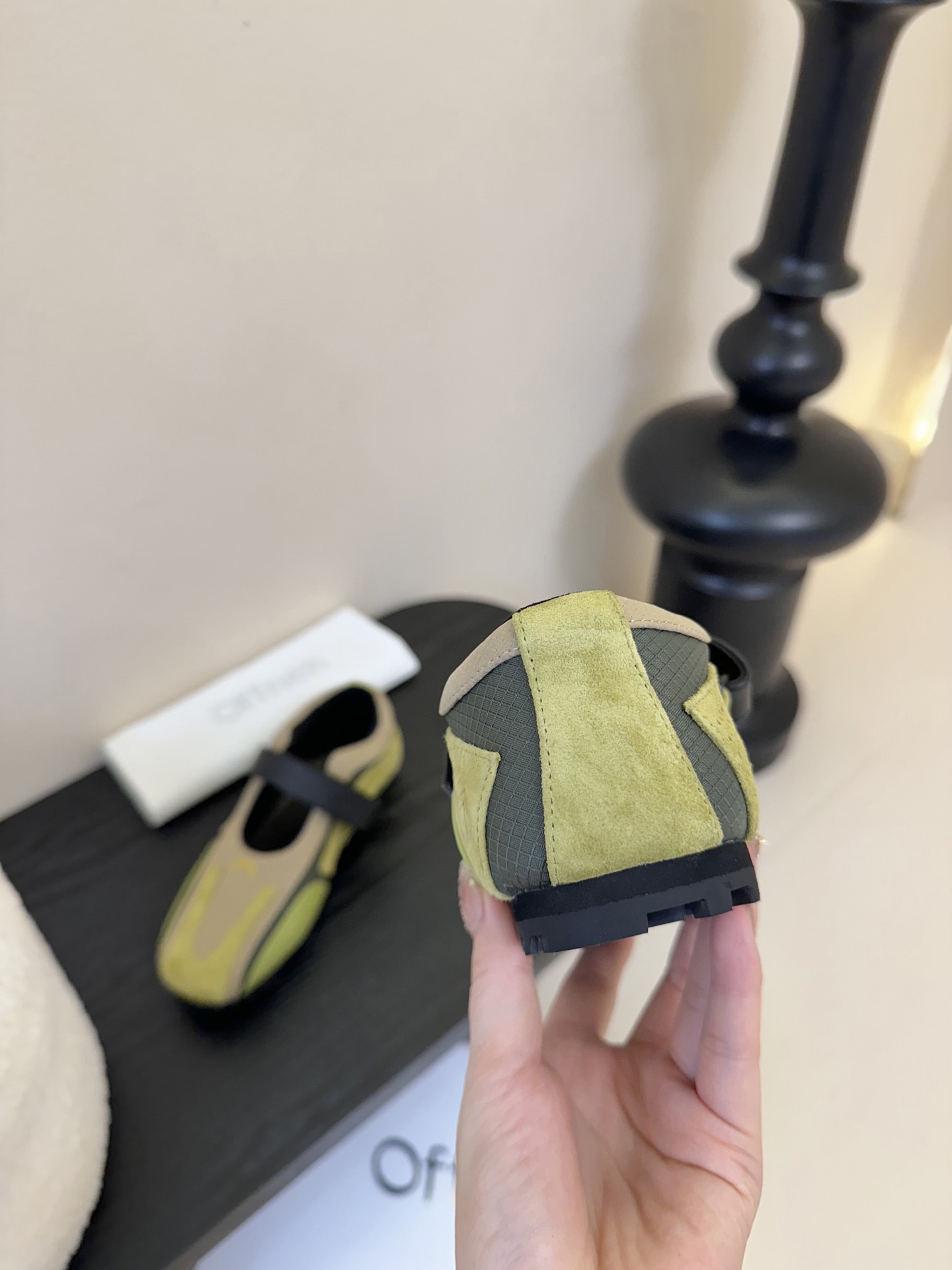 
🔳 Offnen 🔳𝟐𝟓𝐀𝐖玛丽珍运动鞋

巧妙融合复古与潮流 清新的绿黄配色 撞出独特时尚感魔术贴设