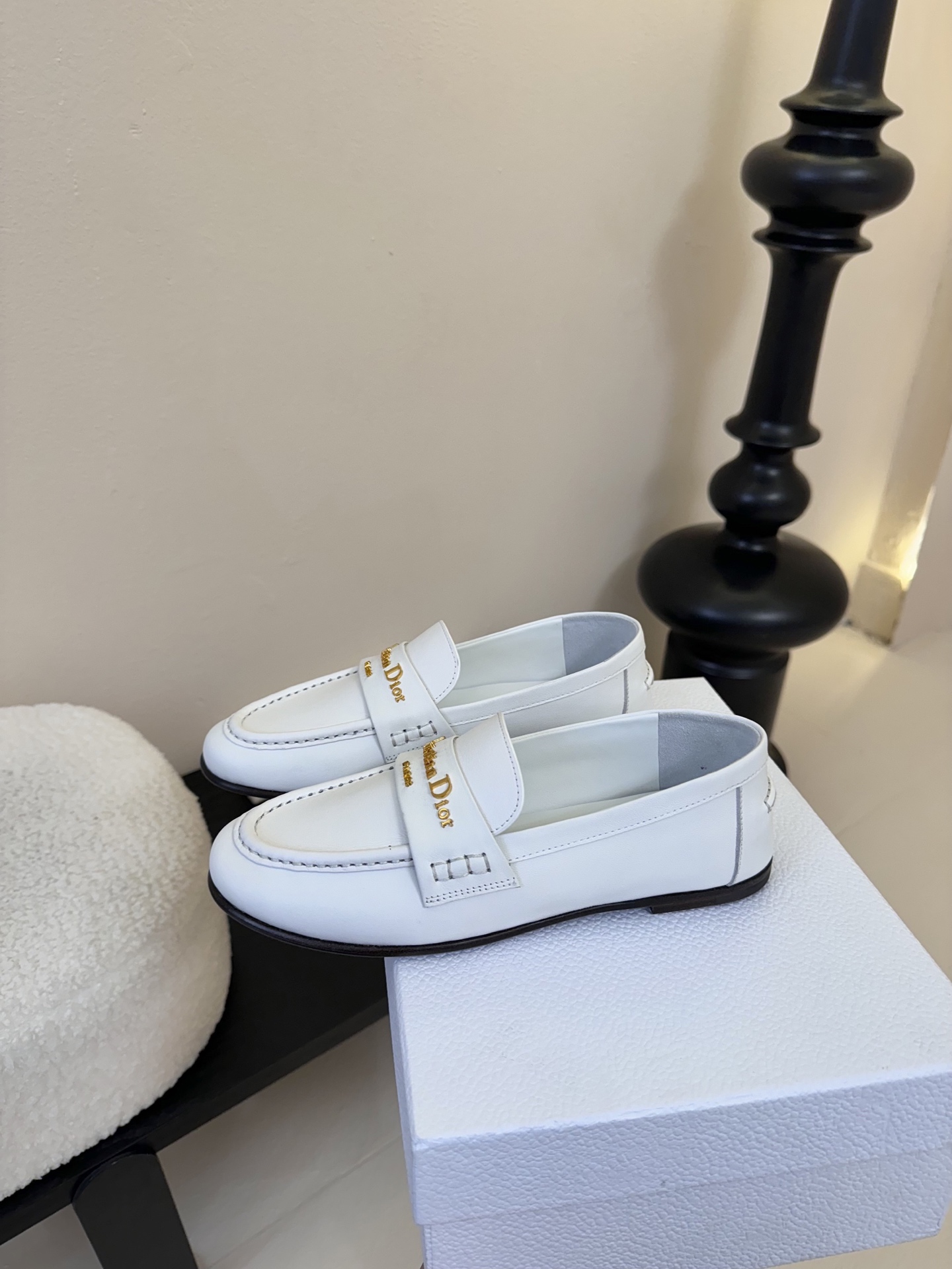 
Dio* 25ss 春夏新款Dior圆头平底乐福鞋

这款 My Dior 露跟高跟鞋是2025春夏成