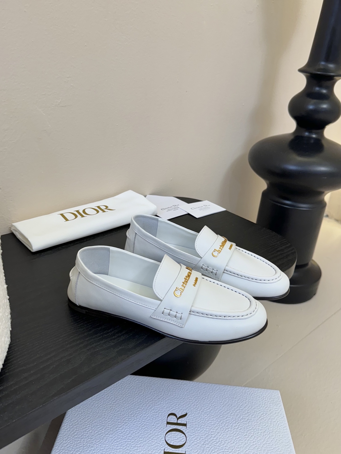 
Dio* 25ss 春夏新款Dior圆头平底乐福鞋

这款 My Dior 露跟高跟鞋是2025春夏成