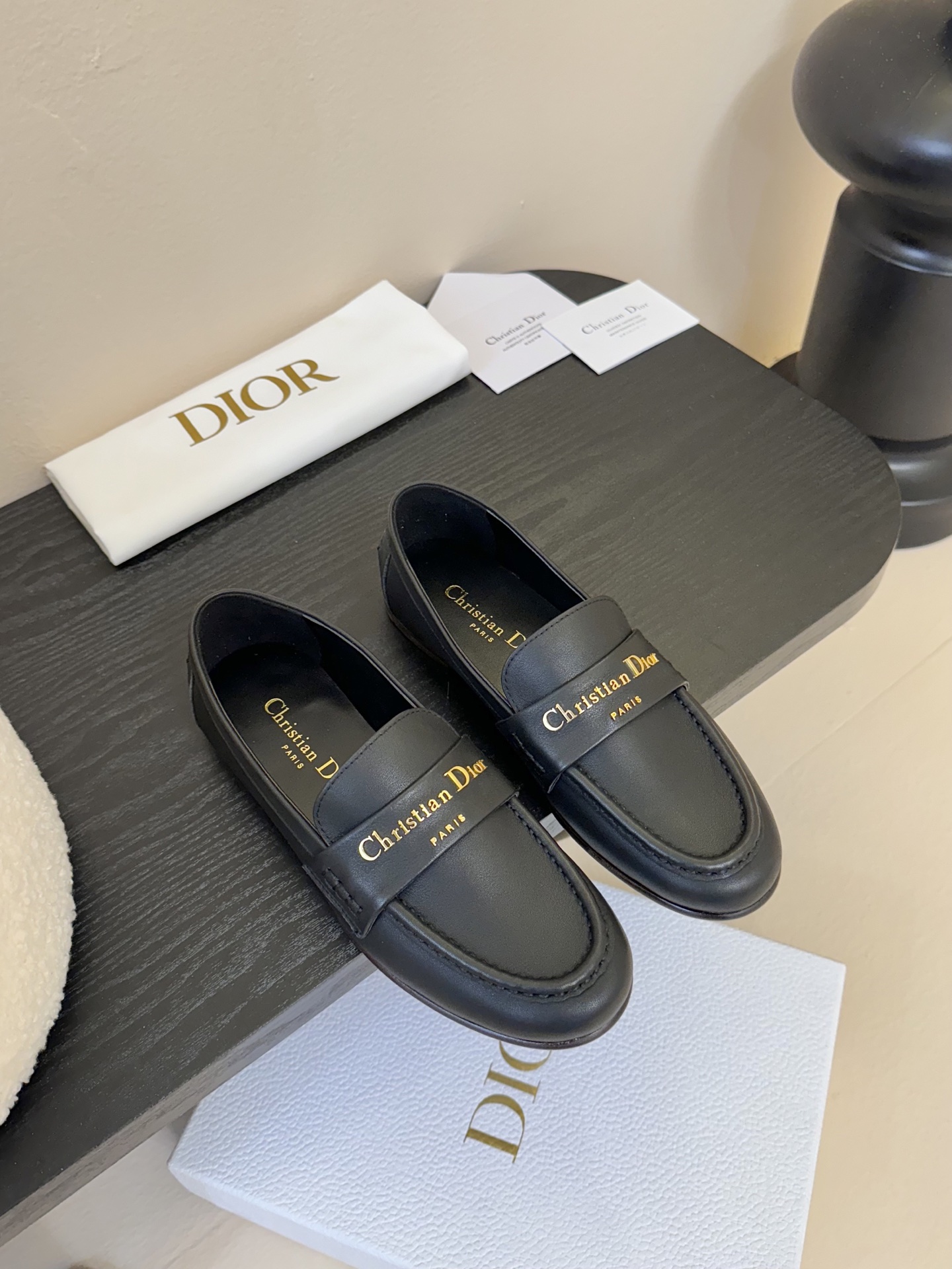 
Dio* 25ss 春夏新款Dior圆头平底乐福鞋

这款 My Dior 露跟高跟鞋是2025春夏成