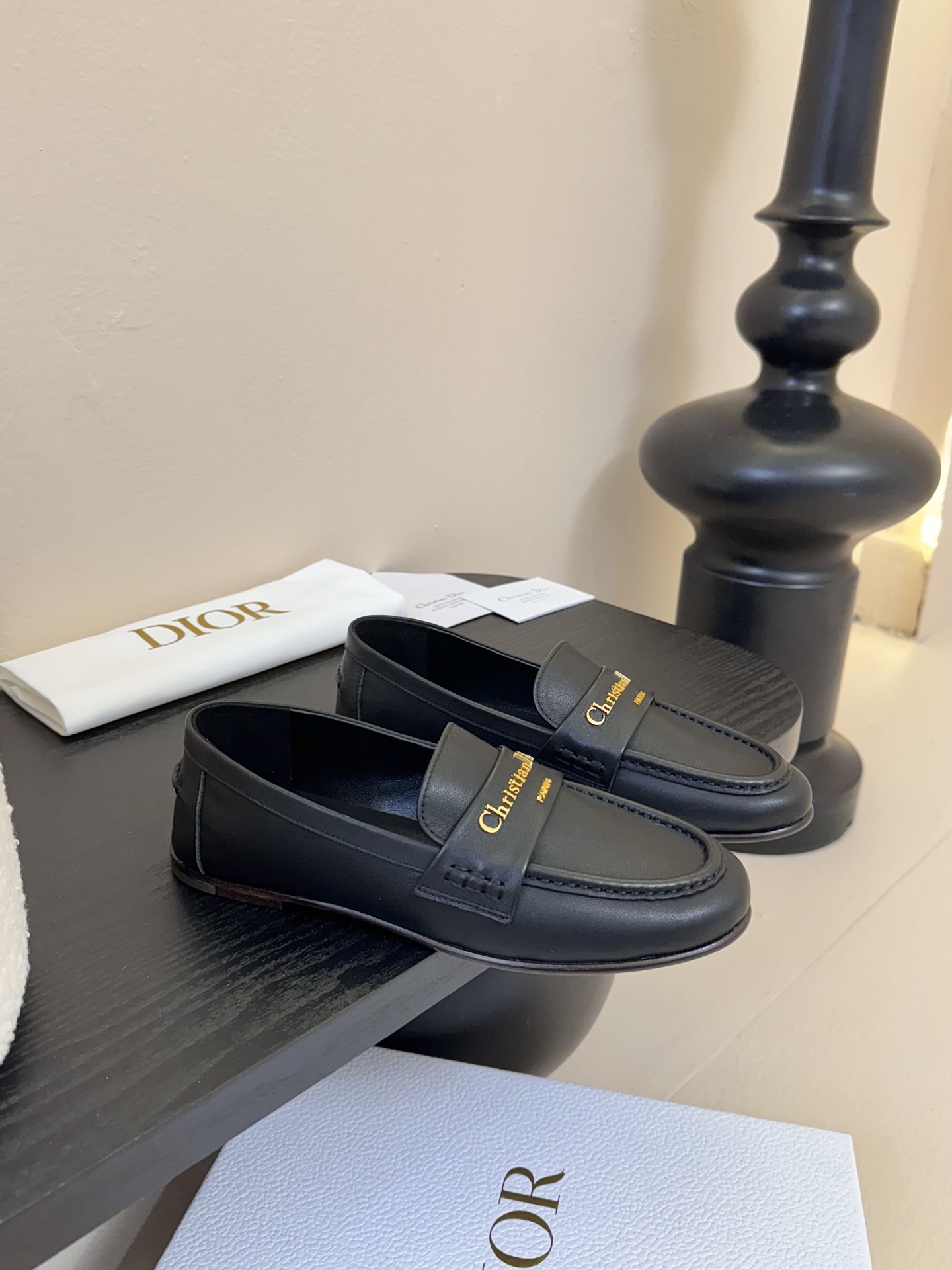 
Dio* 25ss 春夏新款Dior圆头平底乐福鞋

这款 My Dior 露跟高跟鞋是2025春夏成