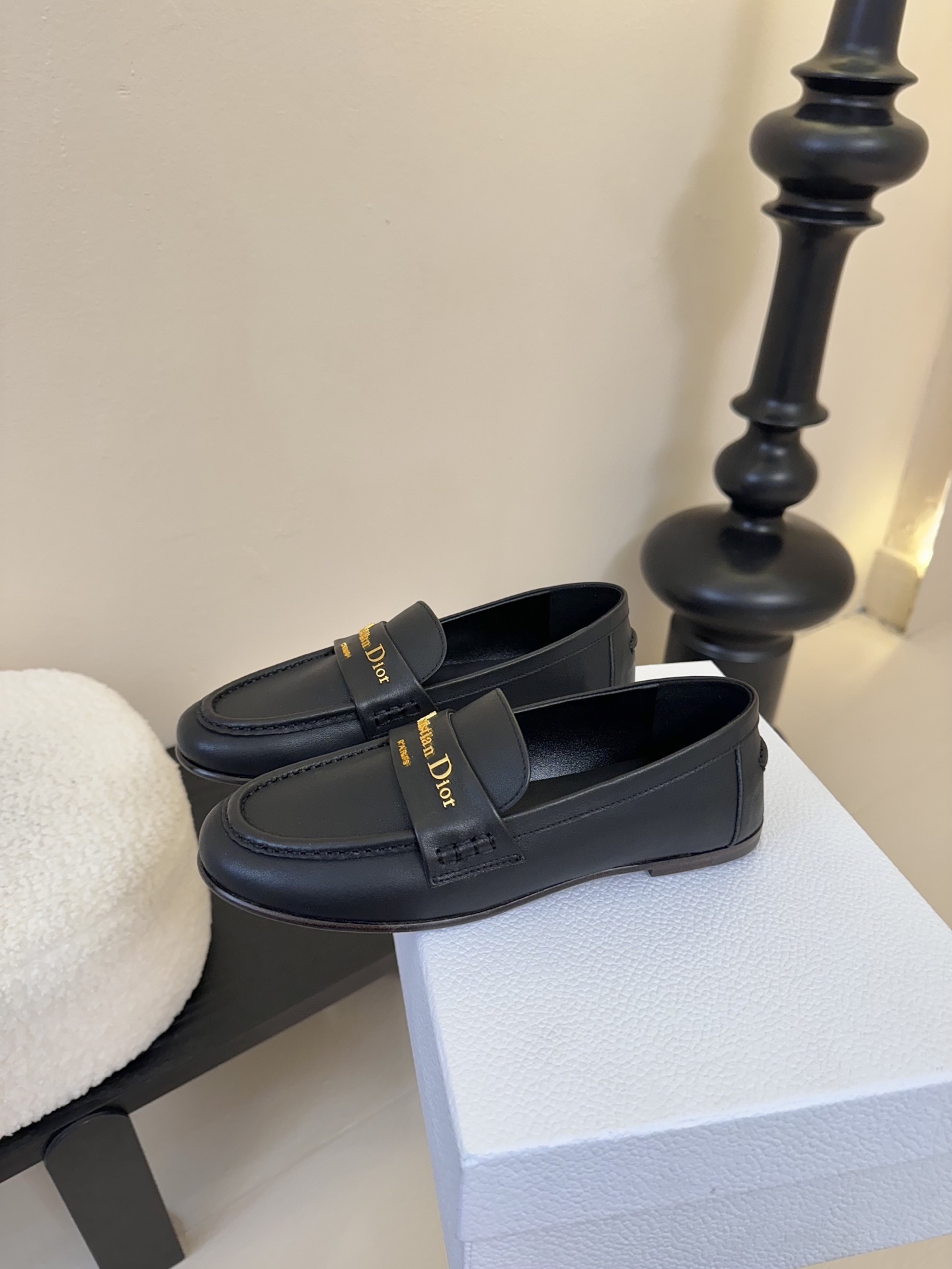 
Dio* 25ss 春夏新款Dior圆头平底乐福鞋

这款 My Dior 露跟高跟鞋是2025春夏成