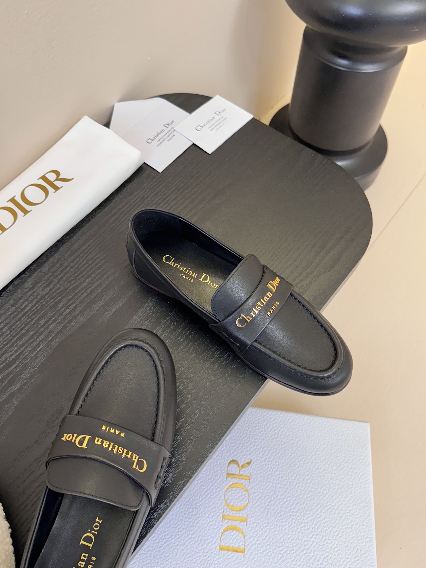 
Dio* 25ss 春夏新款Dior圆头平底乐福鞋

这款 My Dior 露跟高跟鞋是2025春夏成