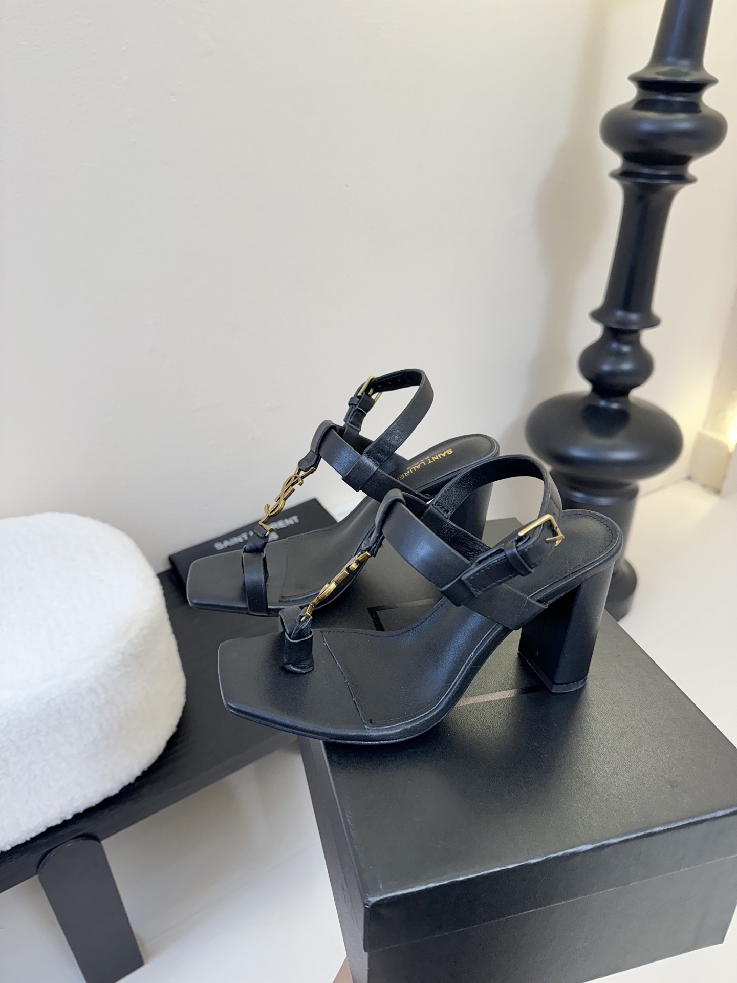 
YSL 圣罗兰 SAINT LAURENT 
2025新款凉鞋
很难不爱这款啊... 真的炒鸡喜欢！
