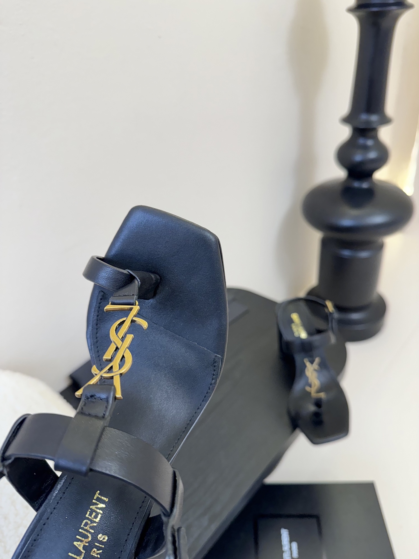 
YSL 圣罗兰 SAINT LAURENT 
2025新款凉鞋
很难不爱这款啊... 真的炒鸡喜欢！
