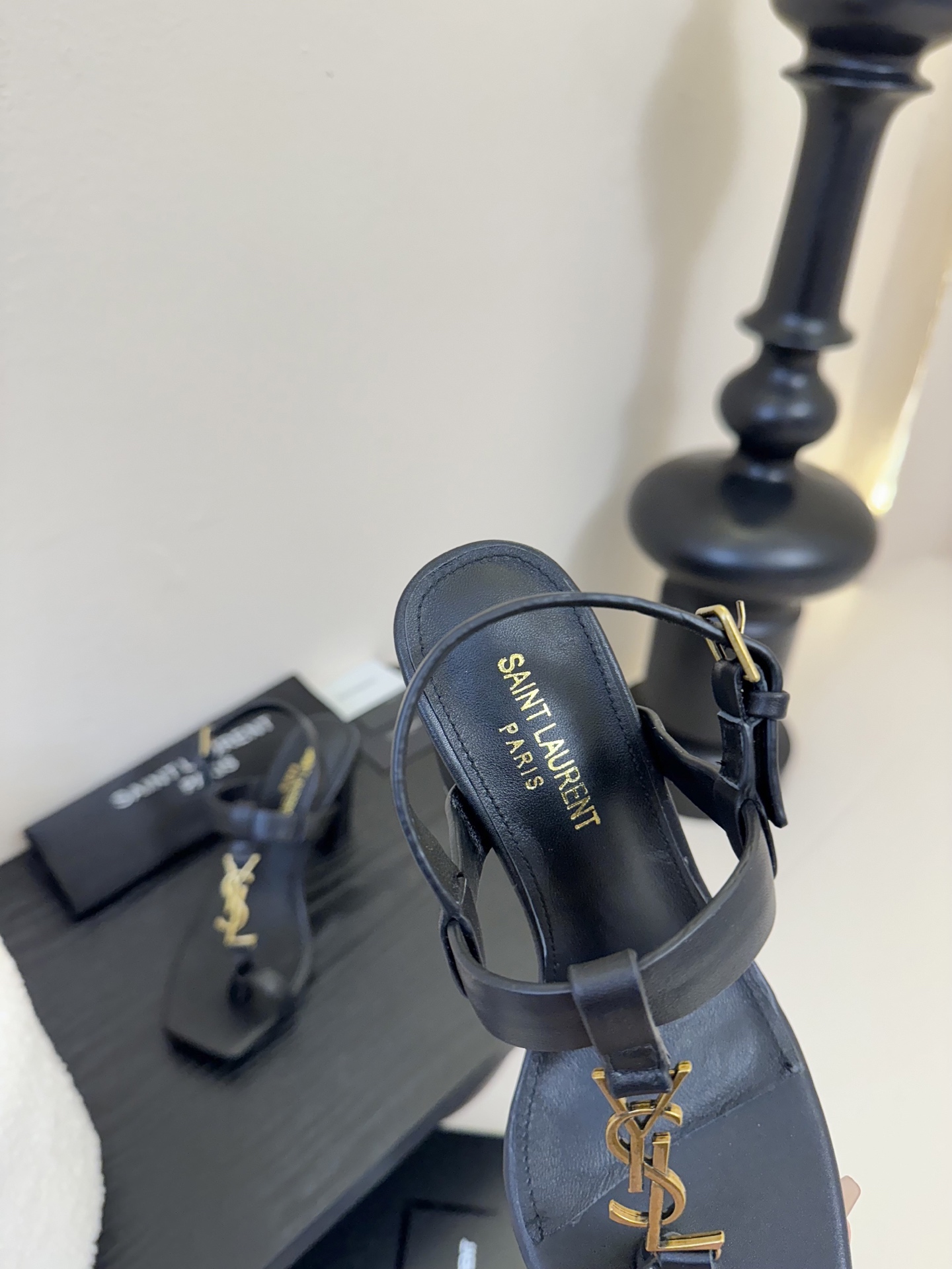 
YSL 圣罗兰 SAINT LAURENT 
2025新款凉鞋
很难不爱这款啊... 真的炒鸡喜欢！
