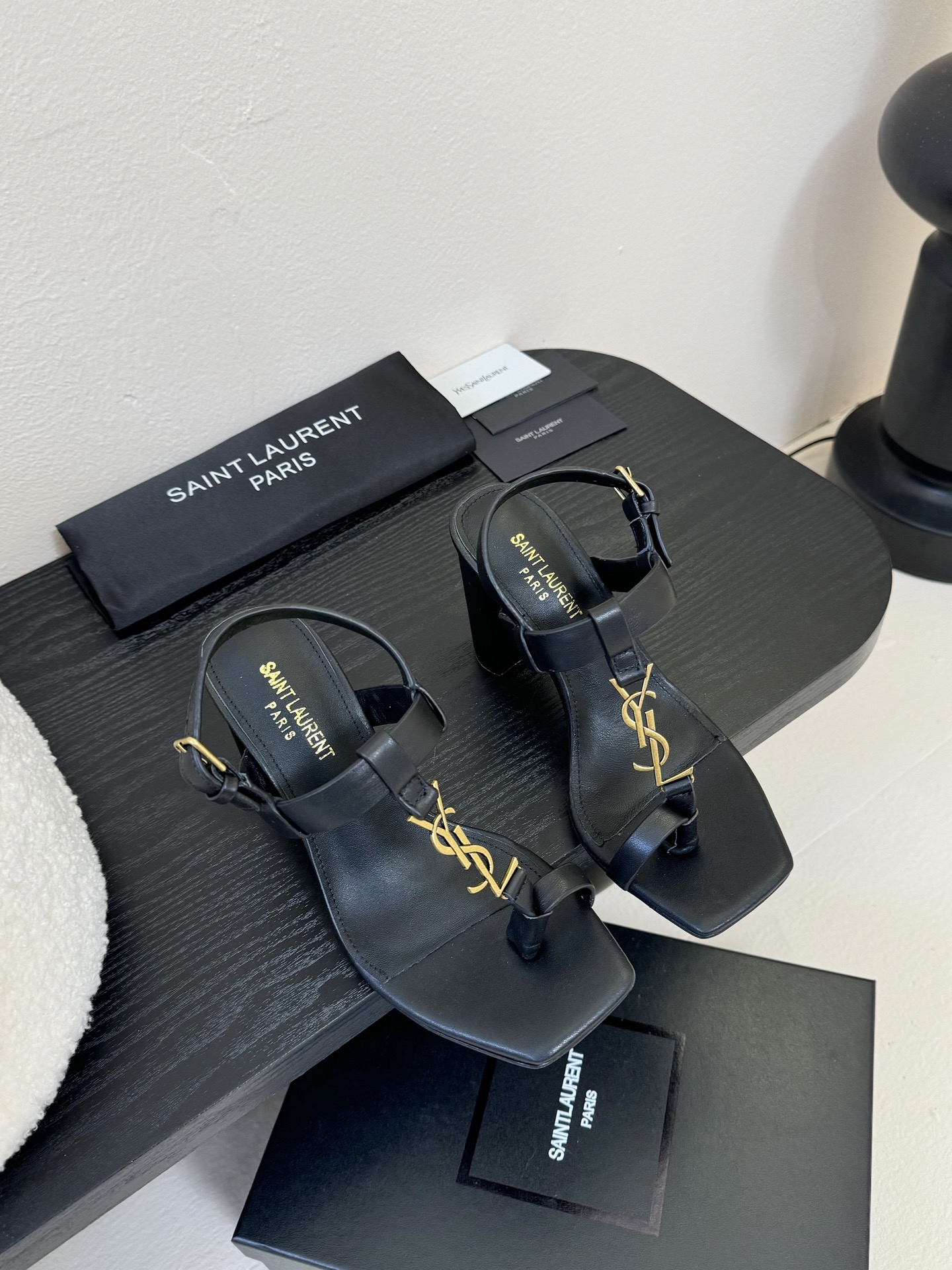 
YSL 圣罗兰 SAINT LAURENT 
2025新款凉鞋
很难不爱这款啊... 真的炒鸡喜欢！
