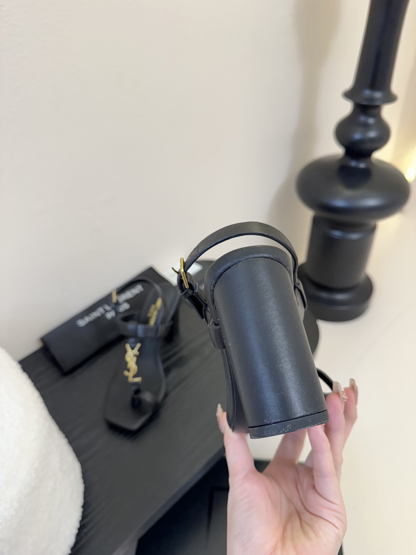 
YSL 圣罗兰 SAINT LAURENT 
2025新款凉鞋
很难不爱这款啊... 真的炒鸡喜欢！

