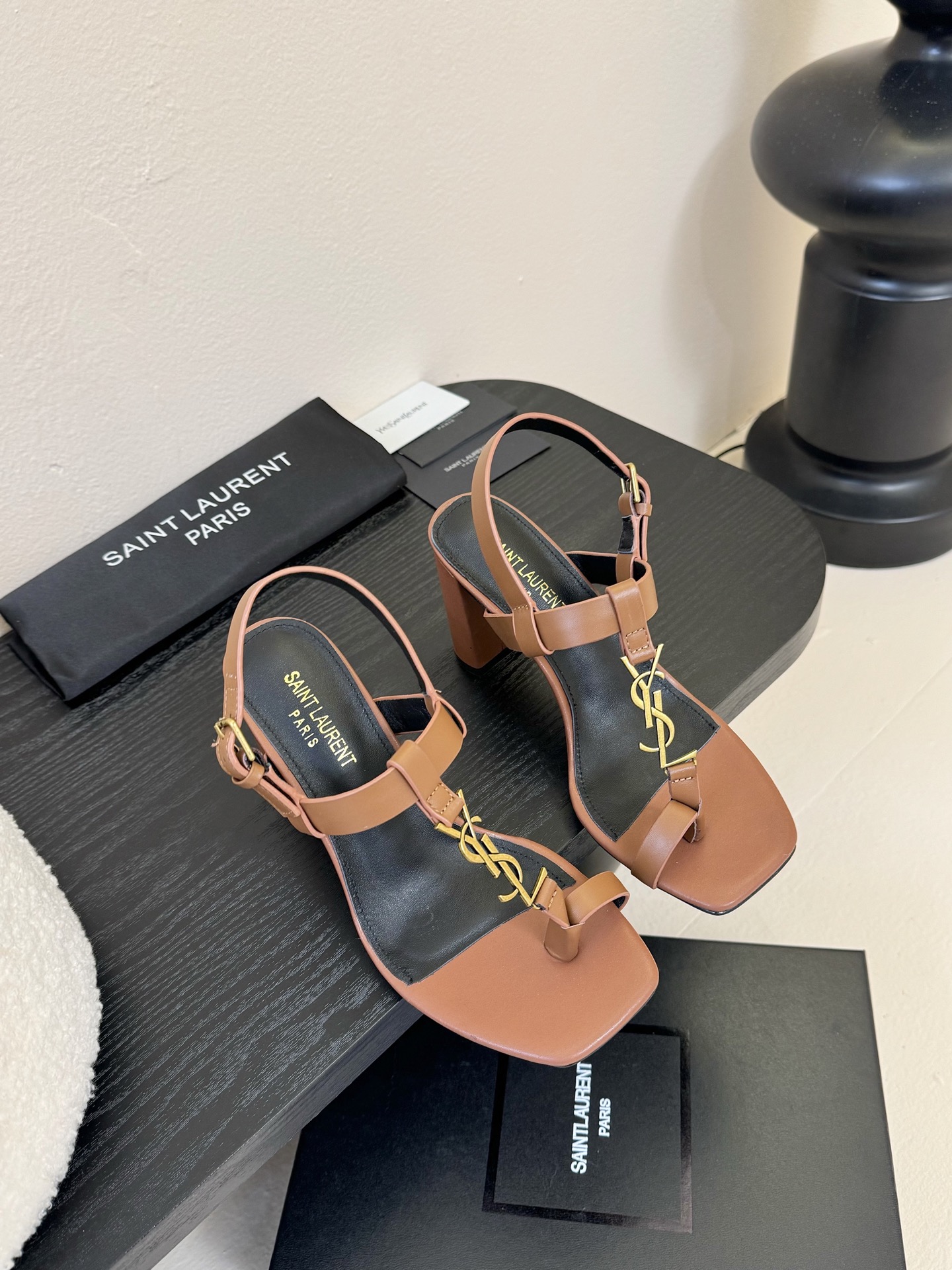 
YSL 圣罗兰 SAINT LAURENT 
2025新款凉鞋
很难不爱这款啊... 真的炒鸡喜欢！
