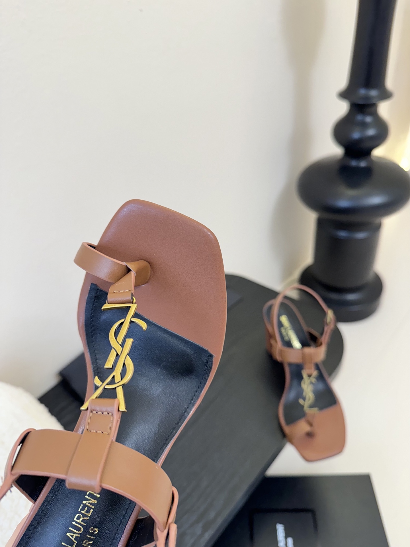 
YSL 圣罗兰 SAINT LAURENT 
2025新款凉鞋
很难不爱这款啊... 真的炒鸡喜欢！
