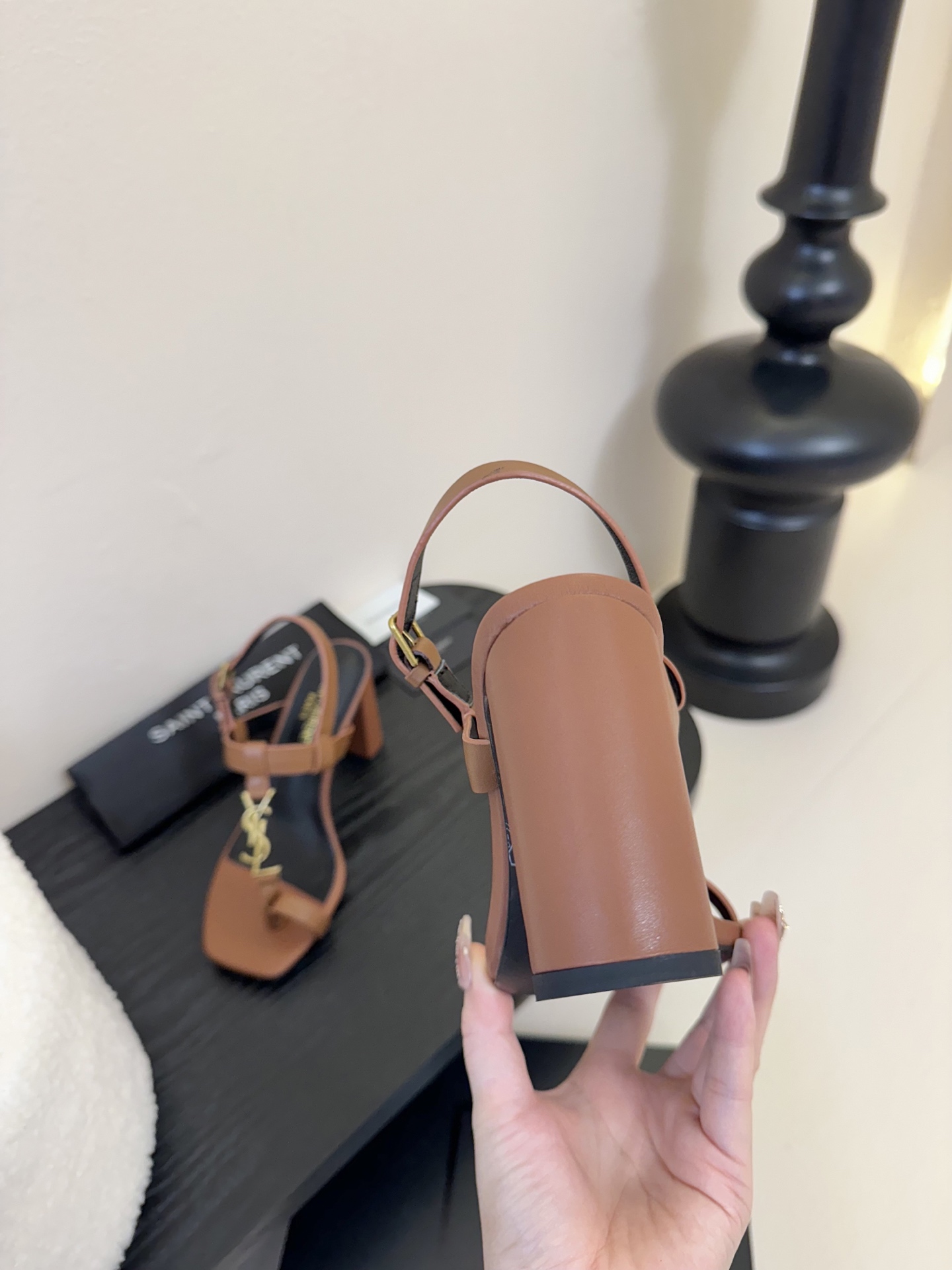 
YSL 圣罗兰 SAINT LAURENT 
2025新款凉鞋
很难不爱这款啊... 真的炒鸡喜欢！
