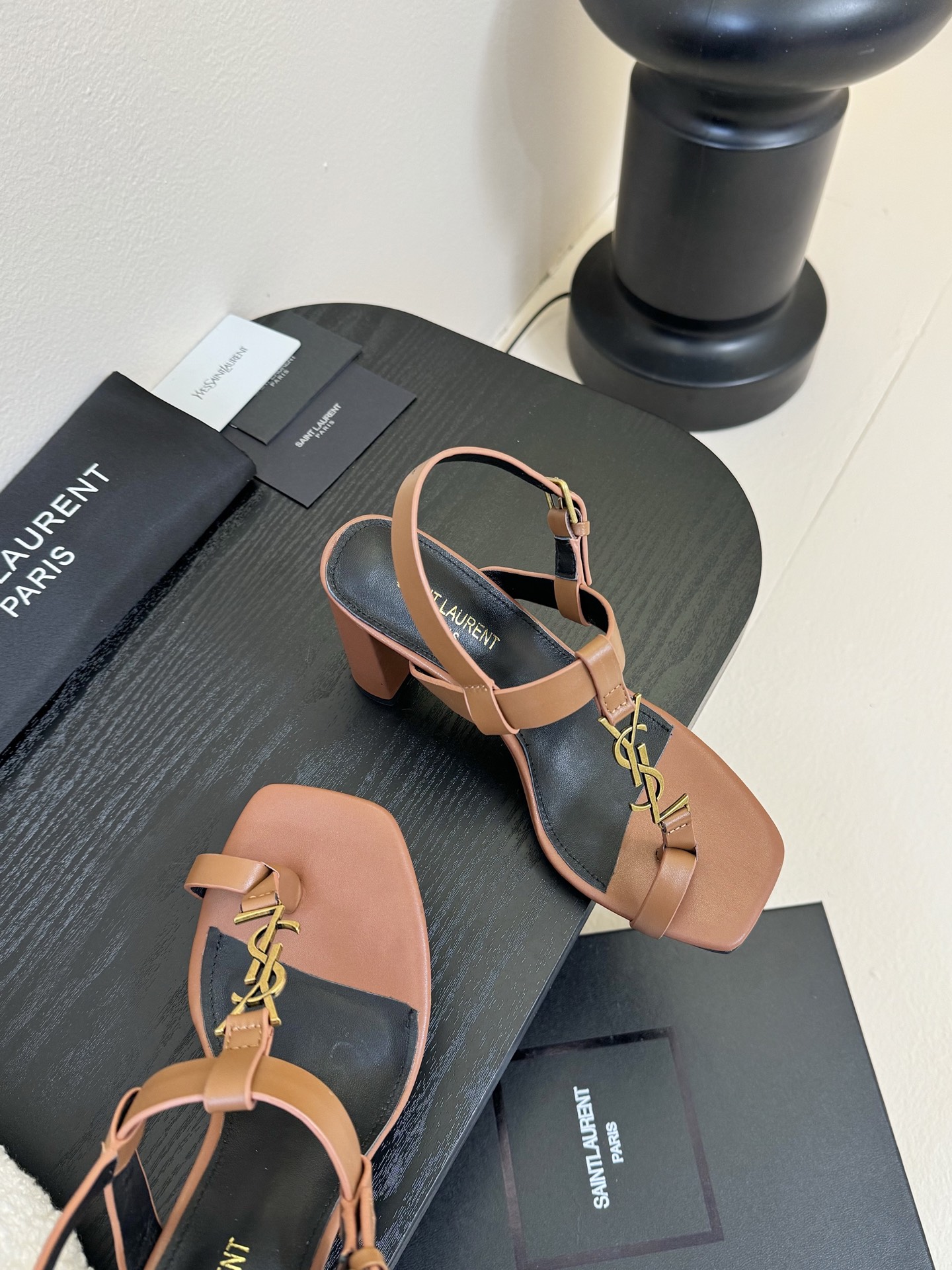 
YSL 圣罗兰 SAINT LAURENT 
2025新款凉鞋
很难不爱这款啊... 真的炒鸡喜欢！
