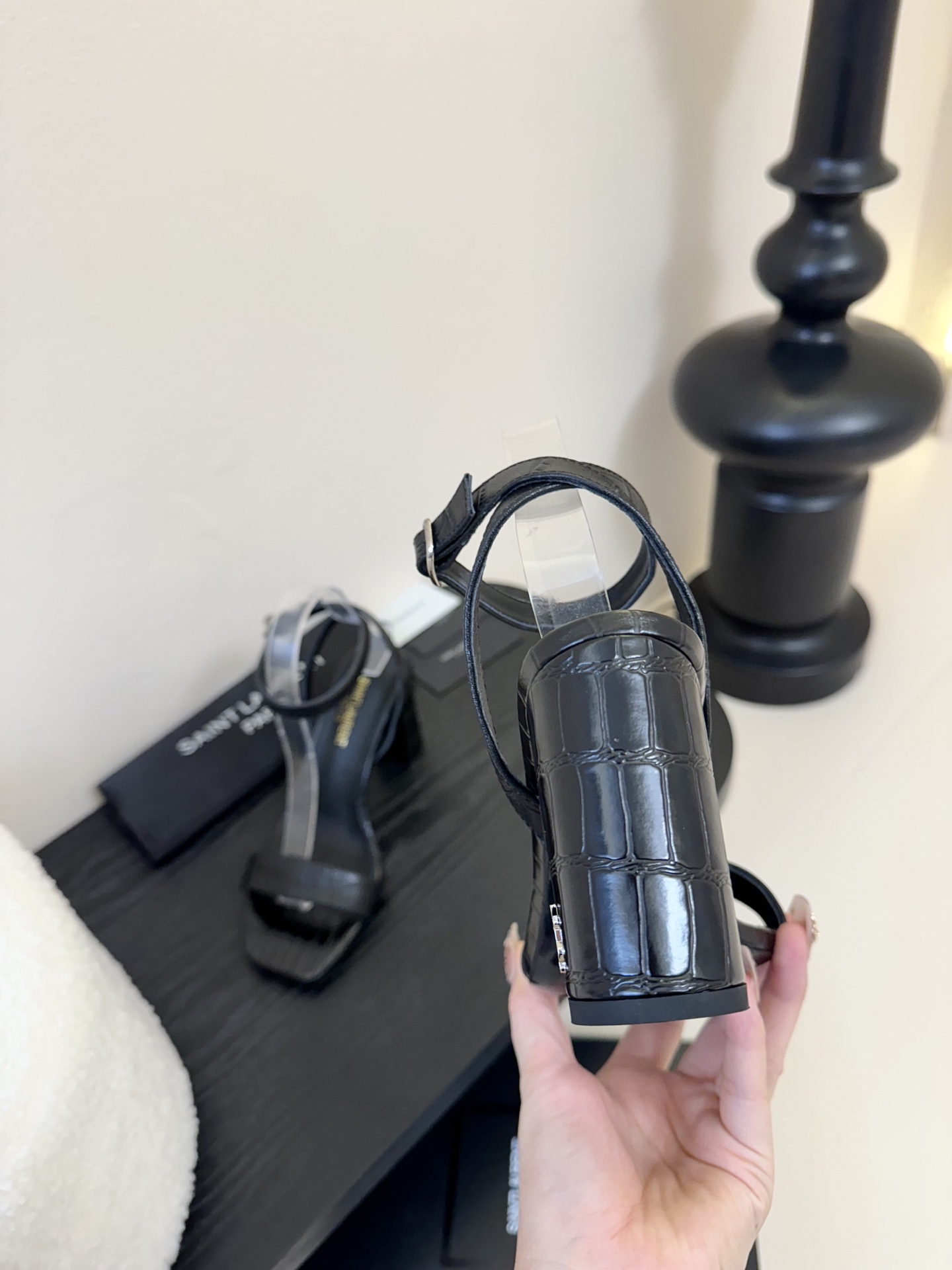
YSL 圣罗兰 SAINT LAURENT 
2025新款凉鞋
很难不爱这款啊... 真的炒鸡喜欢！
