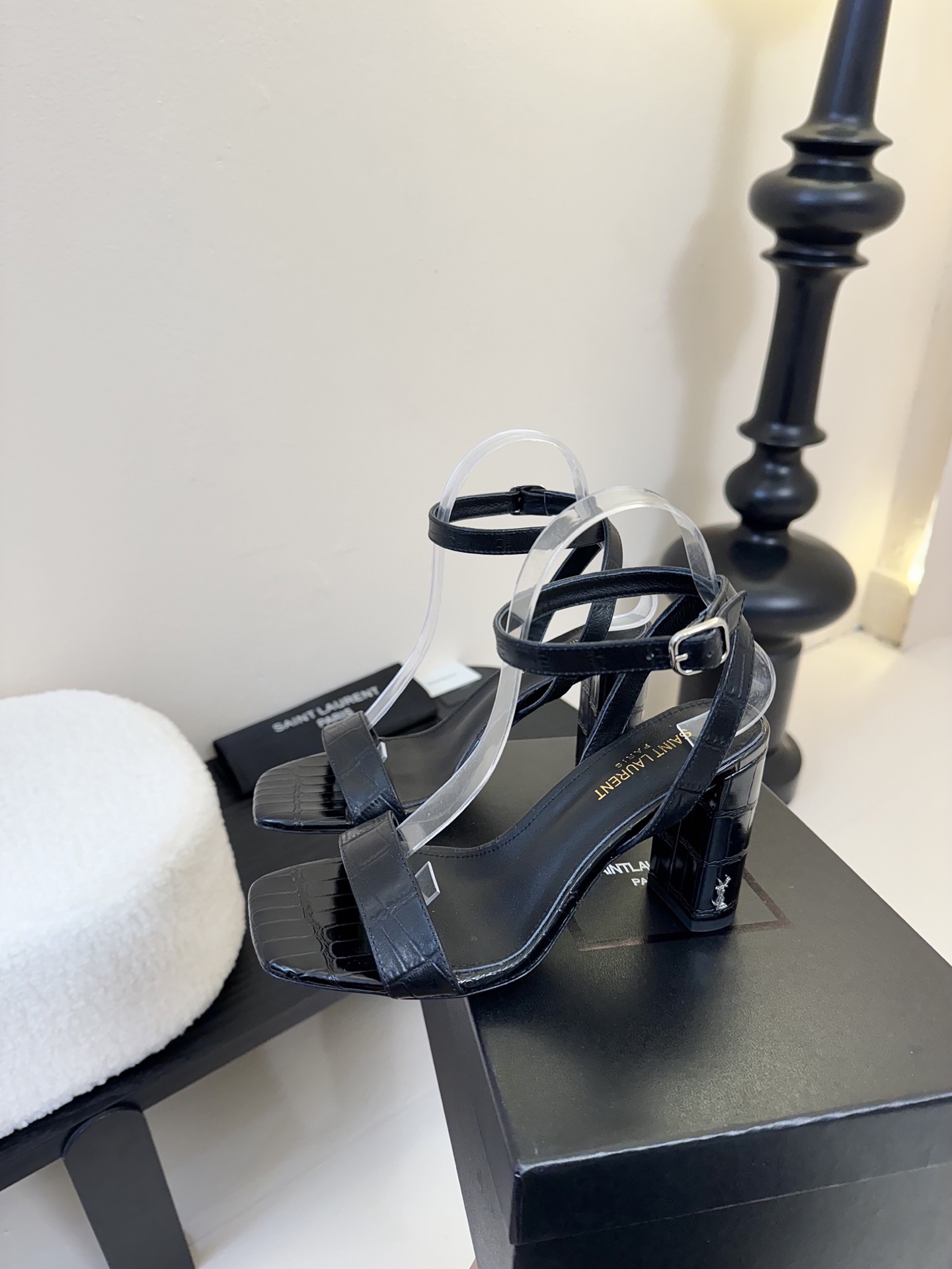 
YSL 圣罗兰 SAINT LAURENT 
2025新款凉鞋
很难不爱这款啊... 真的炒鸡喜欢！

