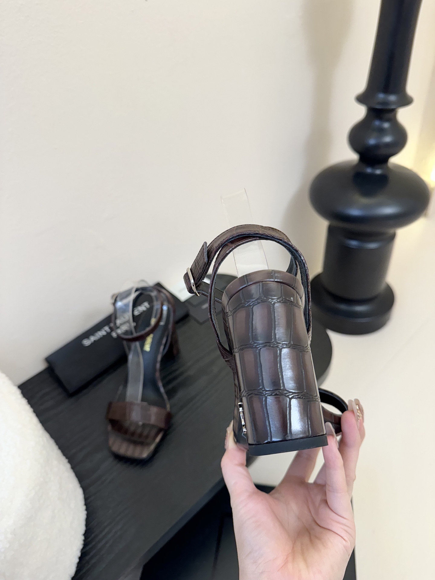 
YSL 圣罗兰 SAINT LAURENT 
2025新款凉鞋
很难不爱这款啊... 真的炒鸡喜欢！
