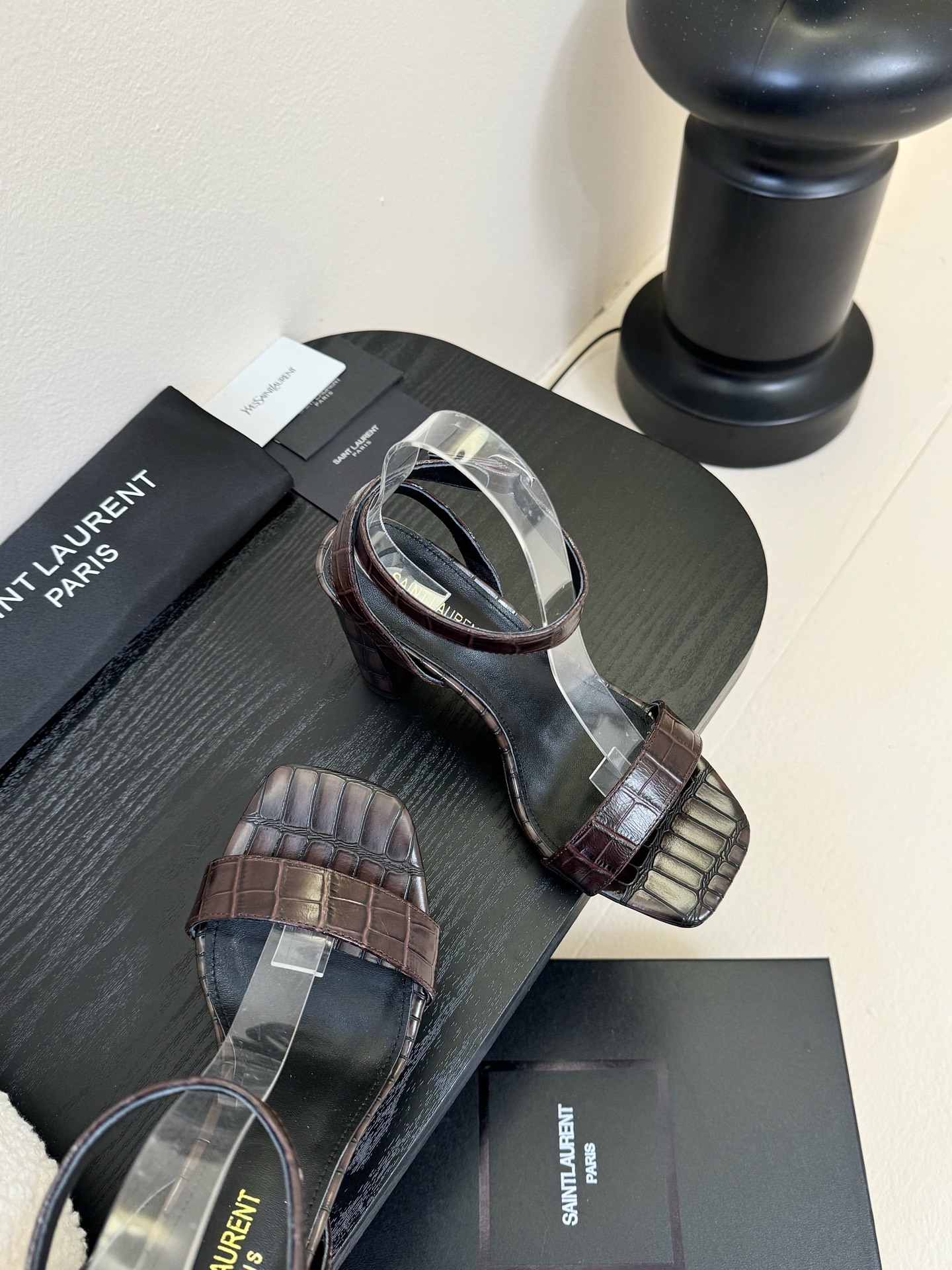 
YSL 圣罗兰 SAINT LAURENT 
2025新款凉鞋
很难不爱这款啊... 真的炒鸡喜欢！
