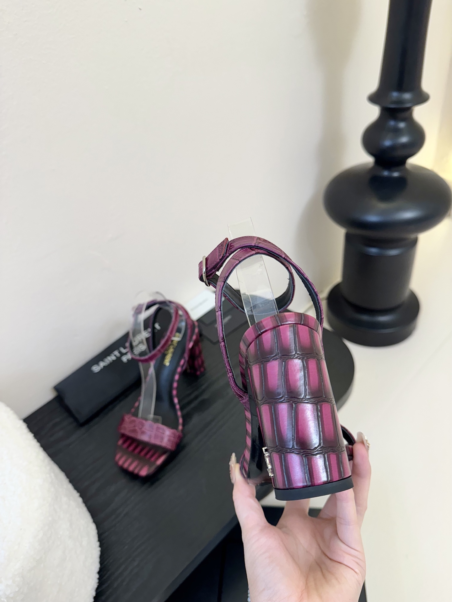 
YSL 圣罗兰 SAINT LAURENT 
2025新款凉鞋
很难不爱这款啊... 真的炒鸡喜欢！
